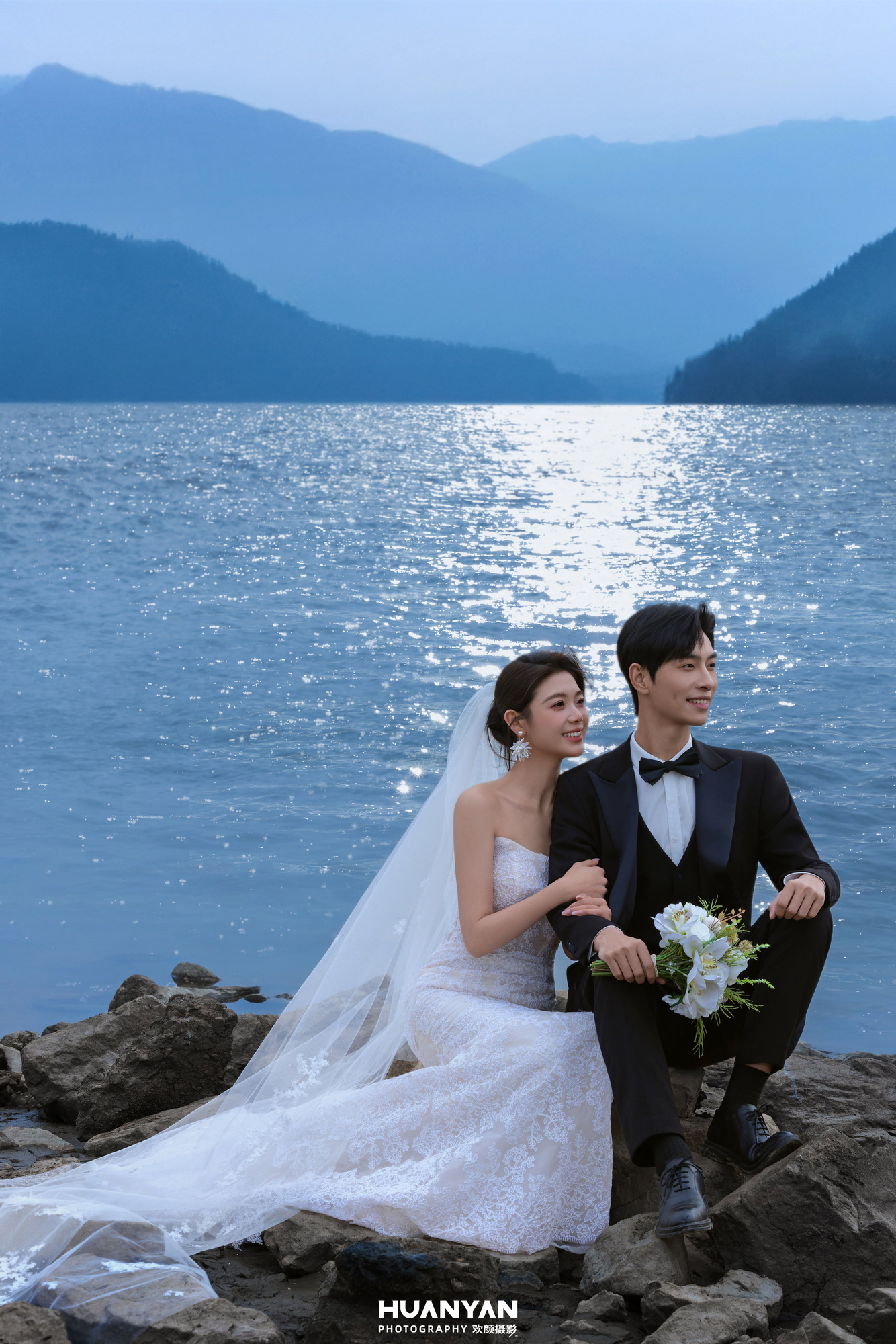 高级感风婚纱照 · 海边场景 · 湖光暮色，赴爱山海客片