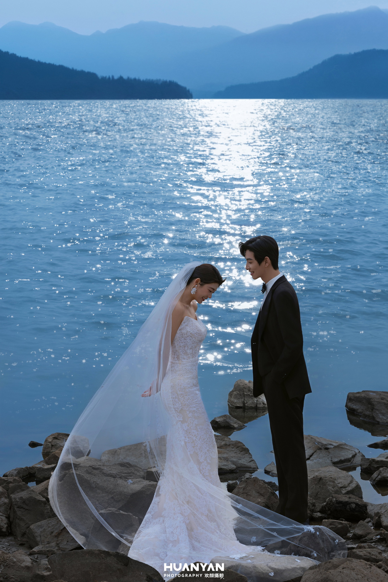 湖光暮色，赴爱山海客片第3张｜高级感风婚纱照，摄于海边