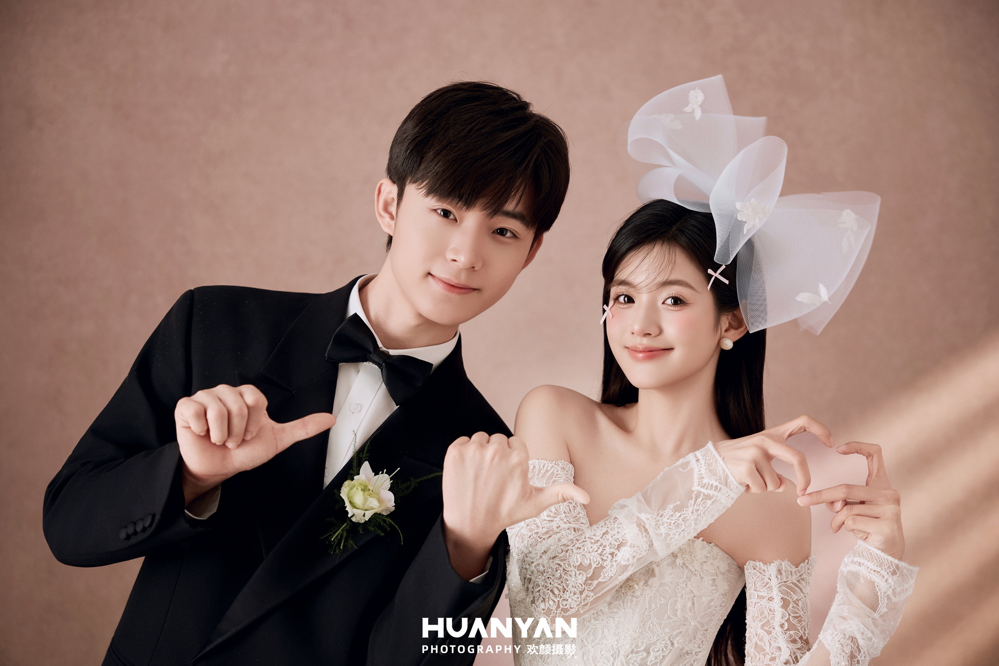野仙纱：简约风婚纱照草地实拍