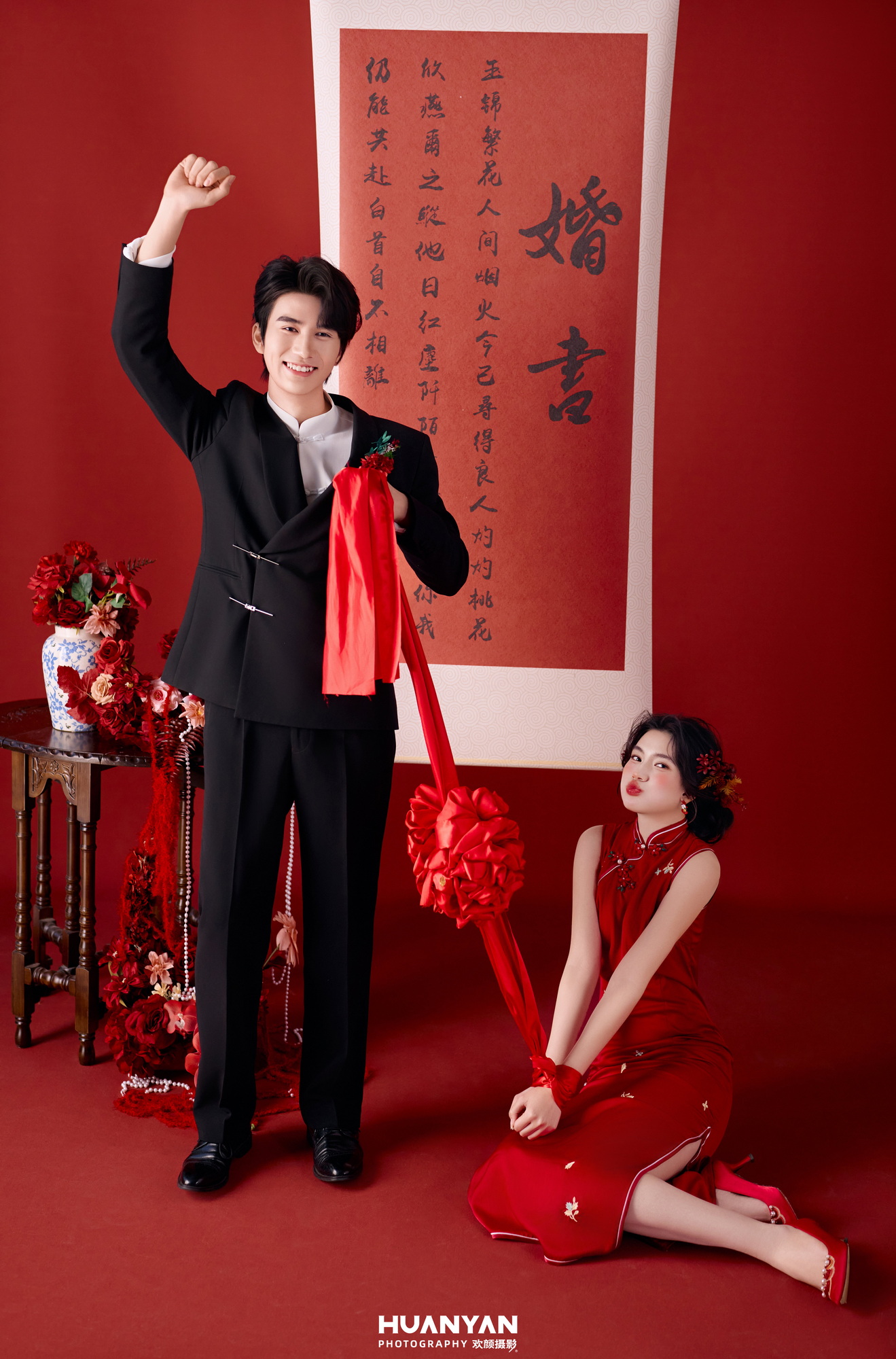 间欢序客片第3张｜简约风婚纱照，摄于室内