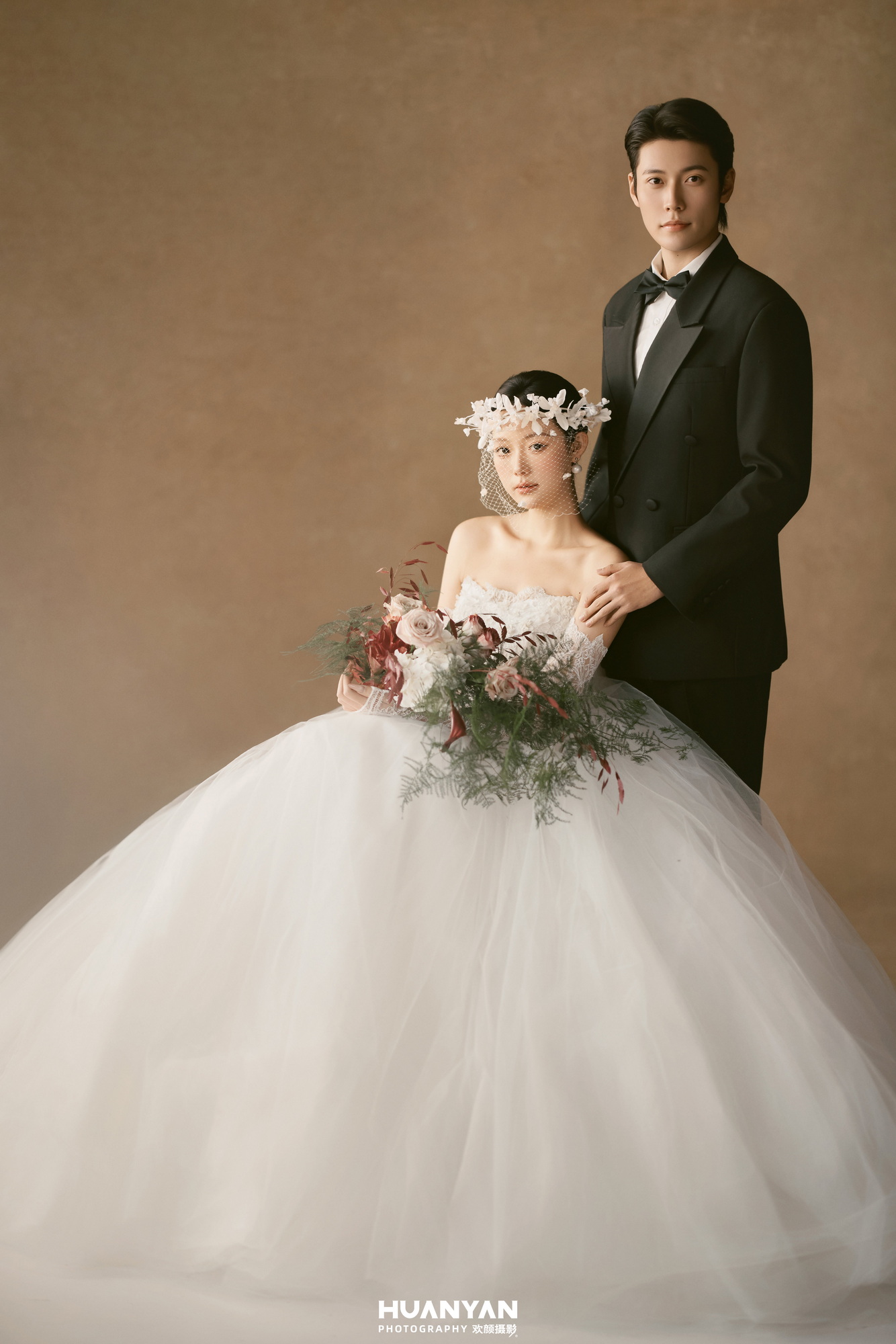 绒光序章客片第3张｜高级感风婚纱照，摄于室内