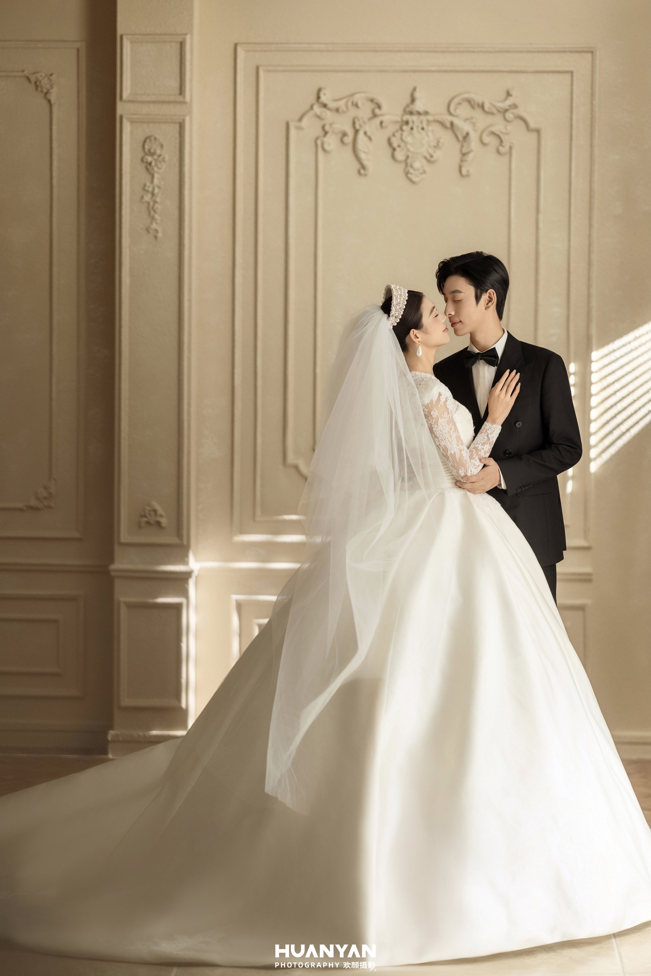 间礼赞客片第3张｜简约风婚纱照，摄于室内