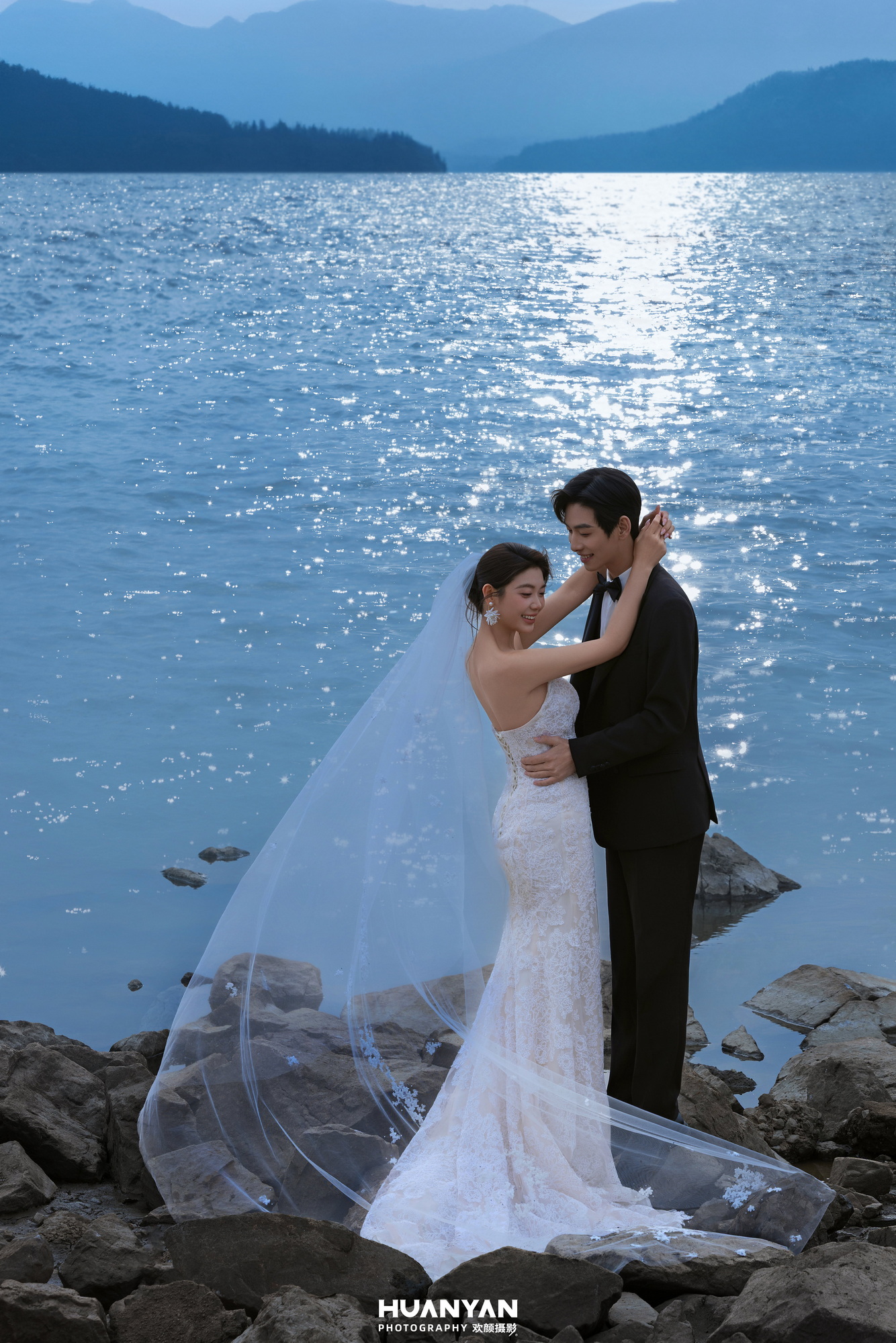 湖光暮色，赴爱山海客片第7张｜高级感风婚纱照，摄于海边