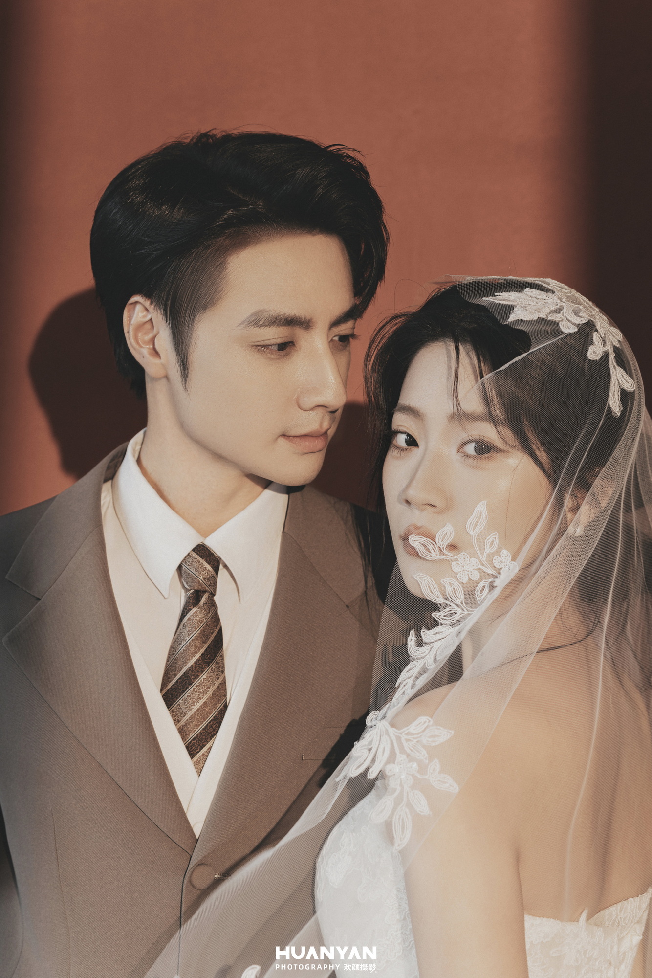 星笺客片第7张｜简约风婚纱照，摄于室内