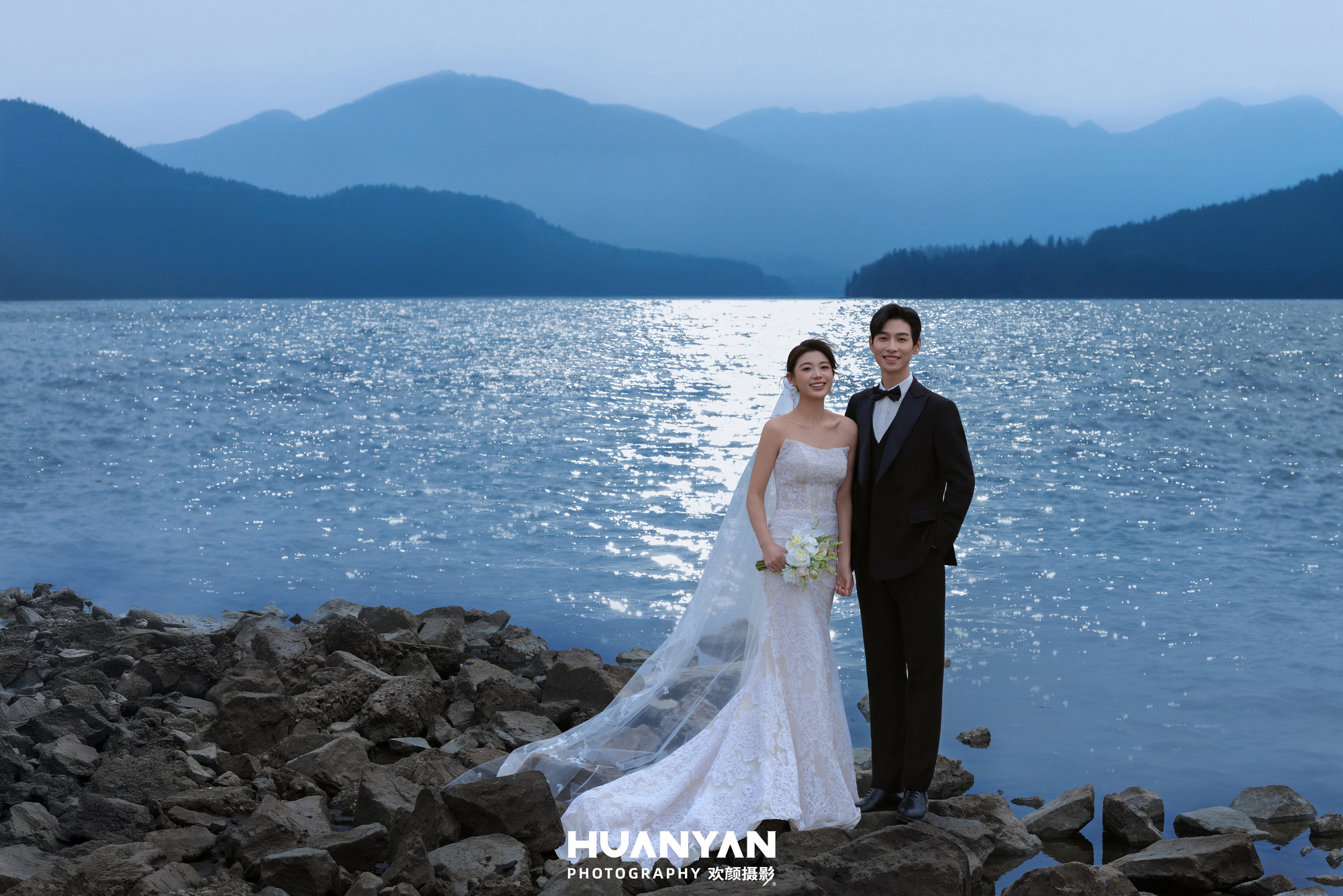 海边高级感风婚纱照实拍（湖光暮色，赴爱山海系列）