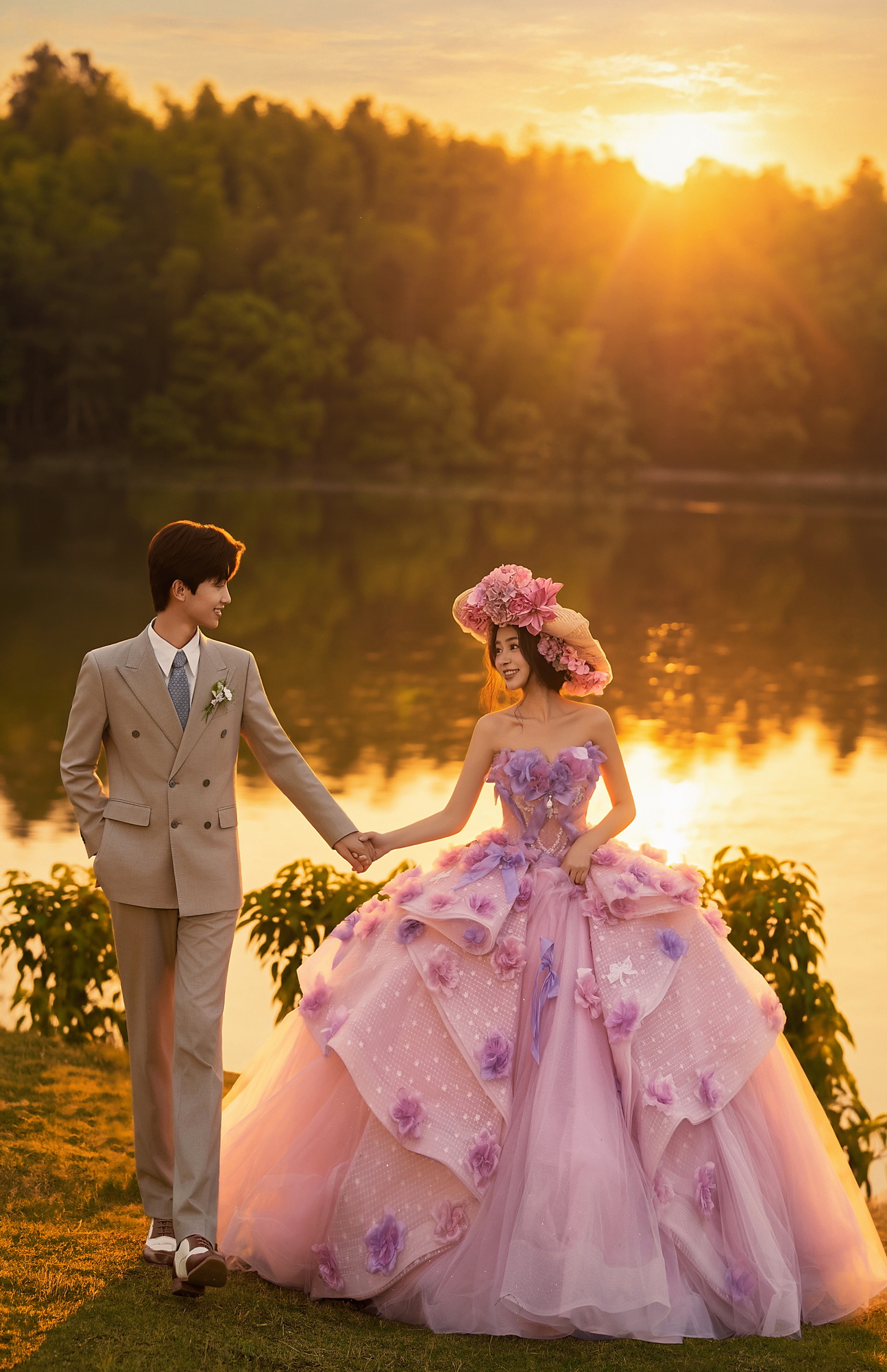 缎书客片第7张｜简约风婚纱照，摄于室内