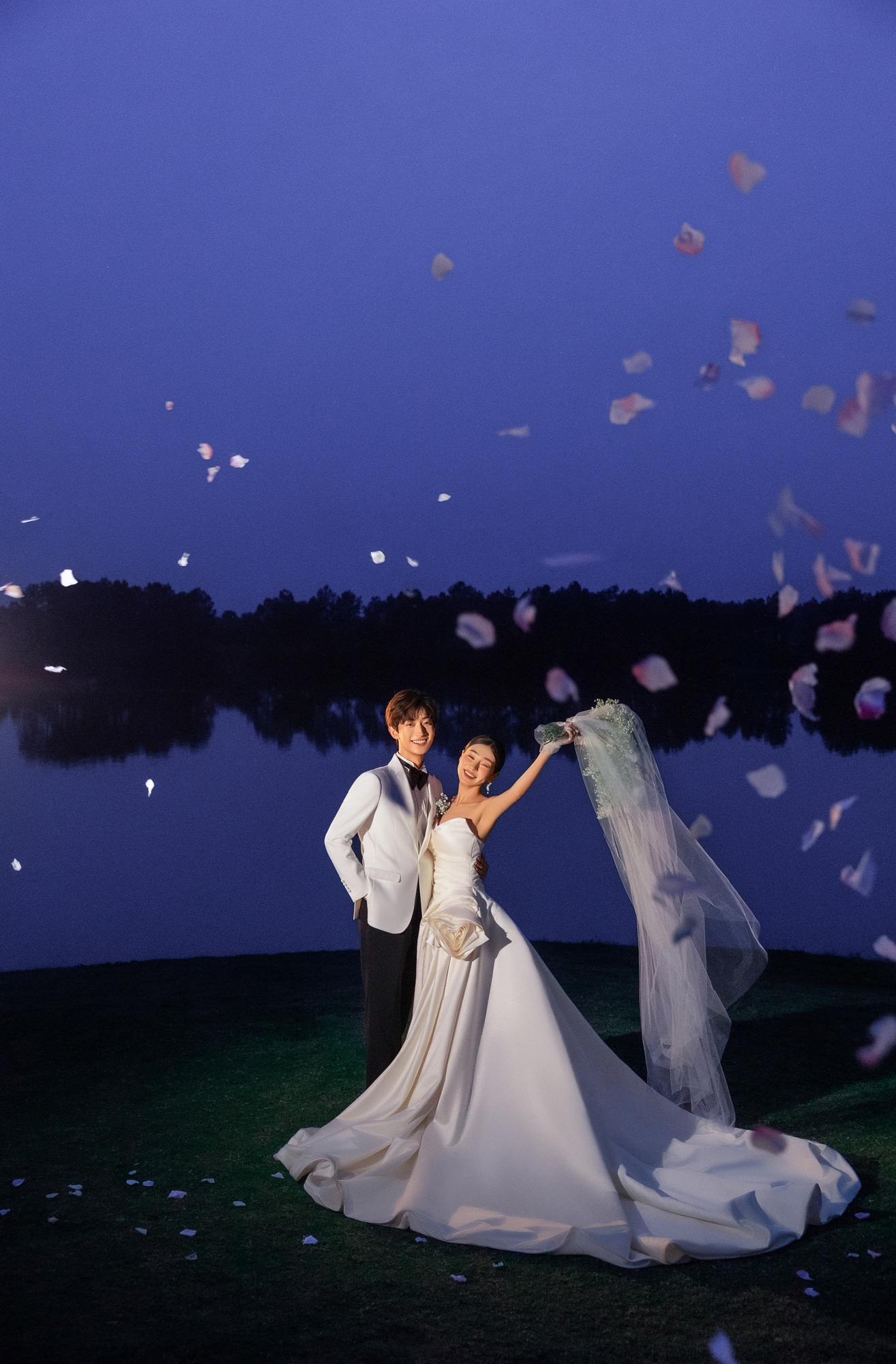 步步生花：简约风婚纱照公园实拍
