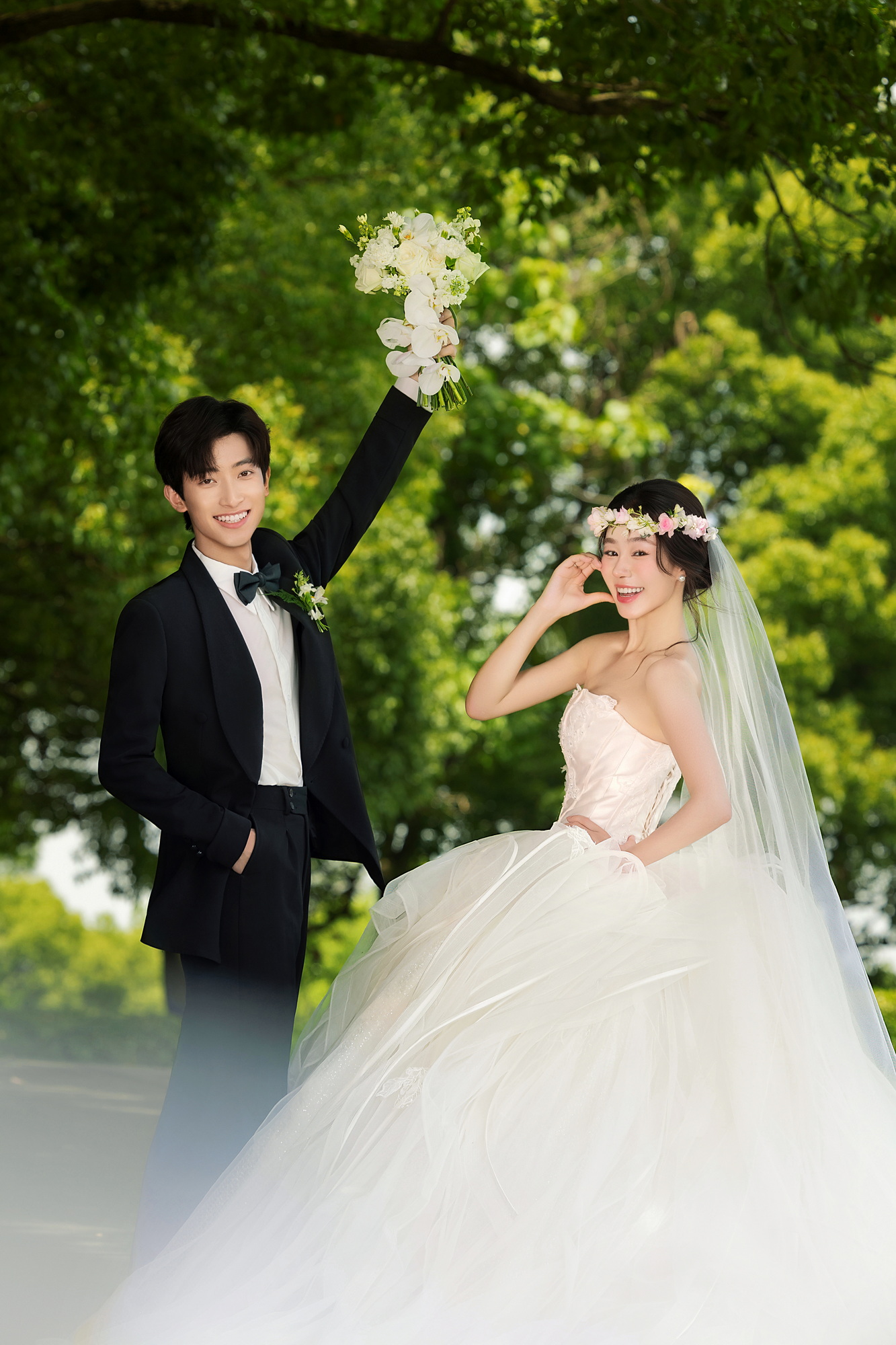 林间叙爱客片第3张｜轻氧风婚纱照，摄于草地