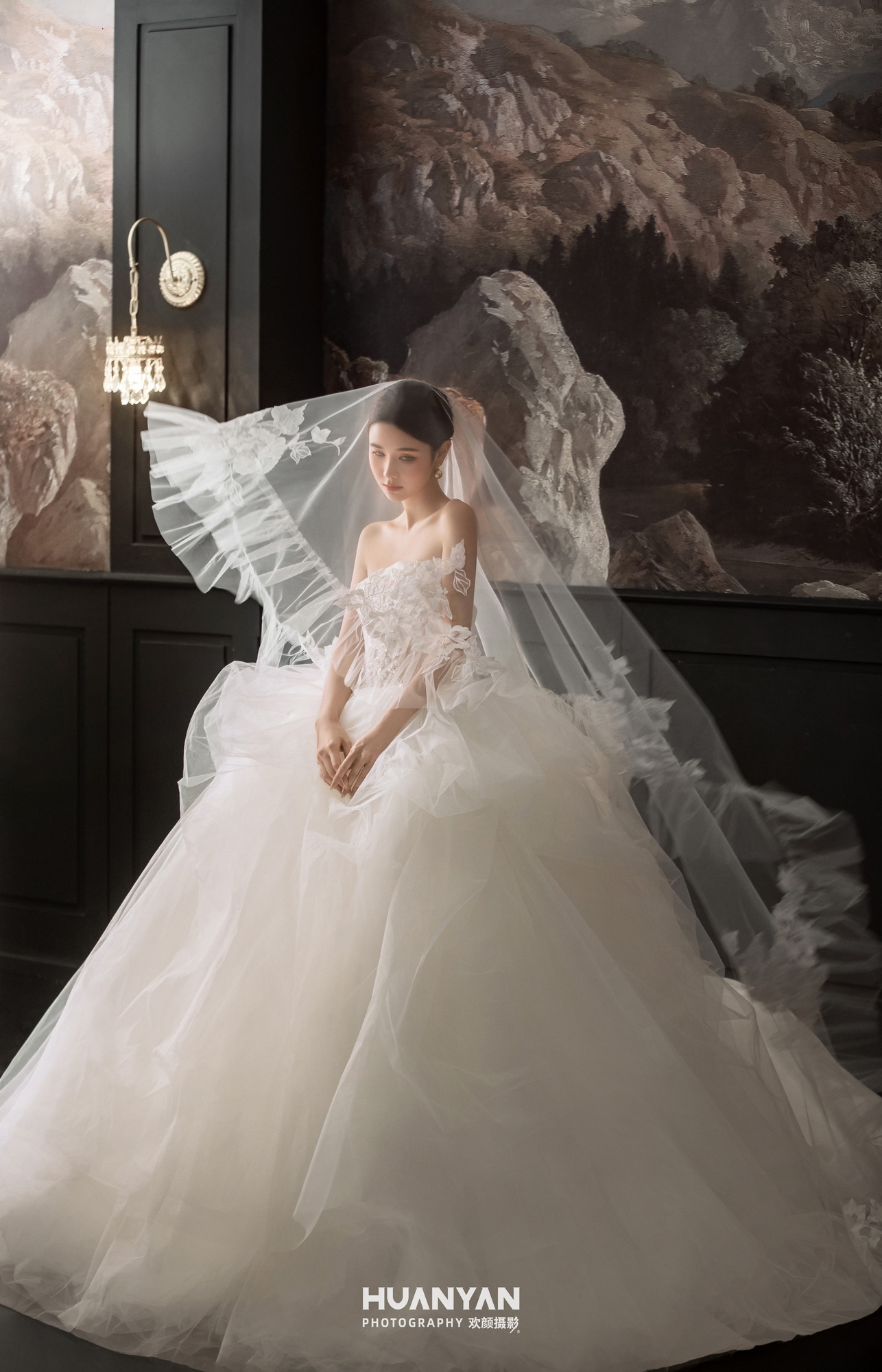 极简风婚纱照 · 室内场景 · 油画白纱客片
