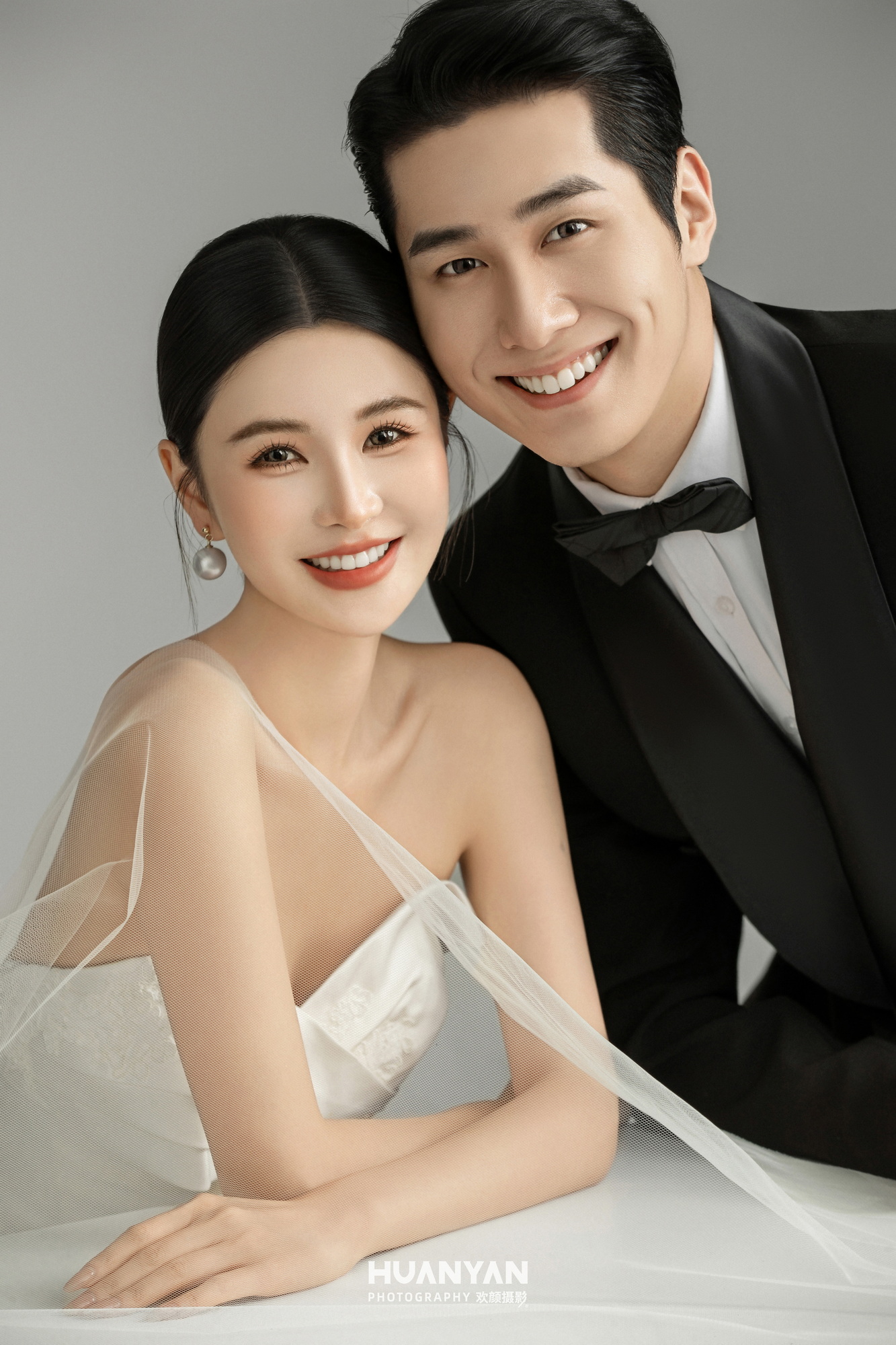 缎约客片第7张｜简约风婚纱照，摄于室内