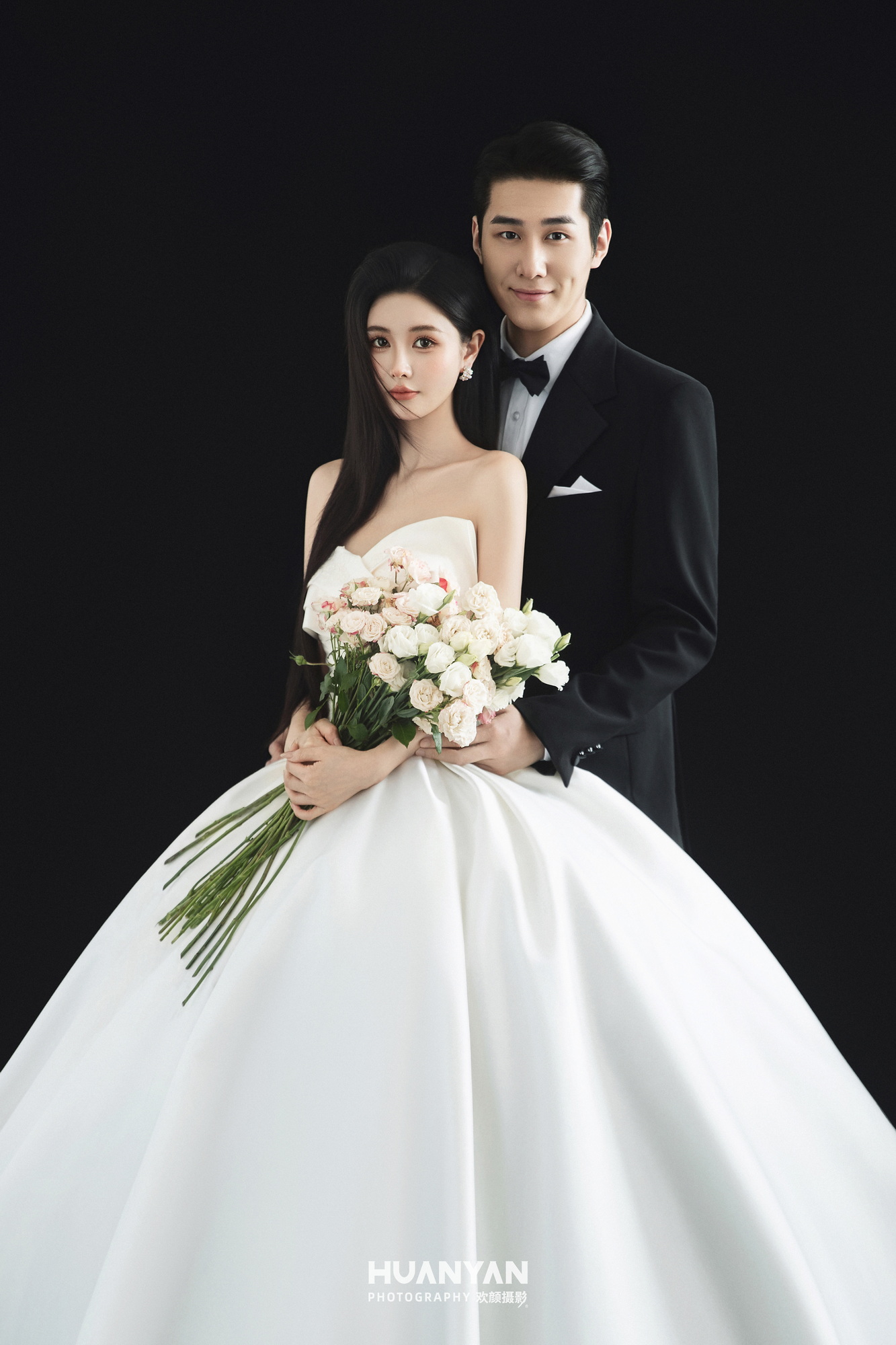 墨影婚序：极简风婚纱照室内实拍