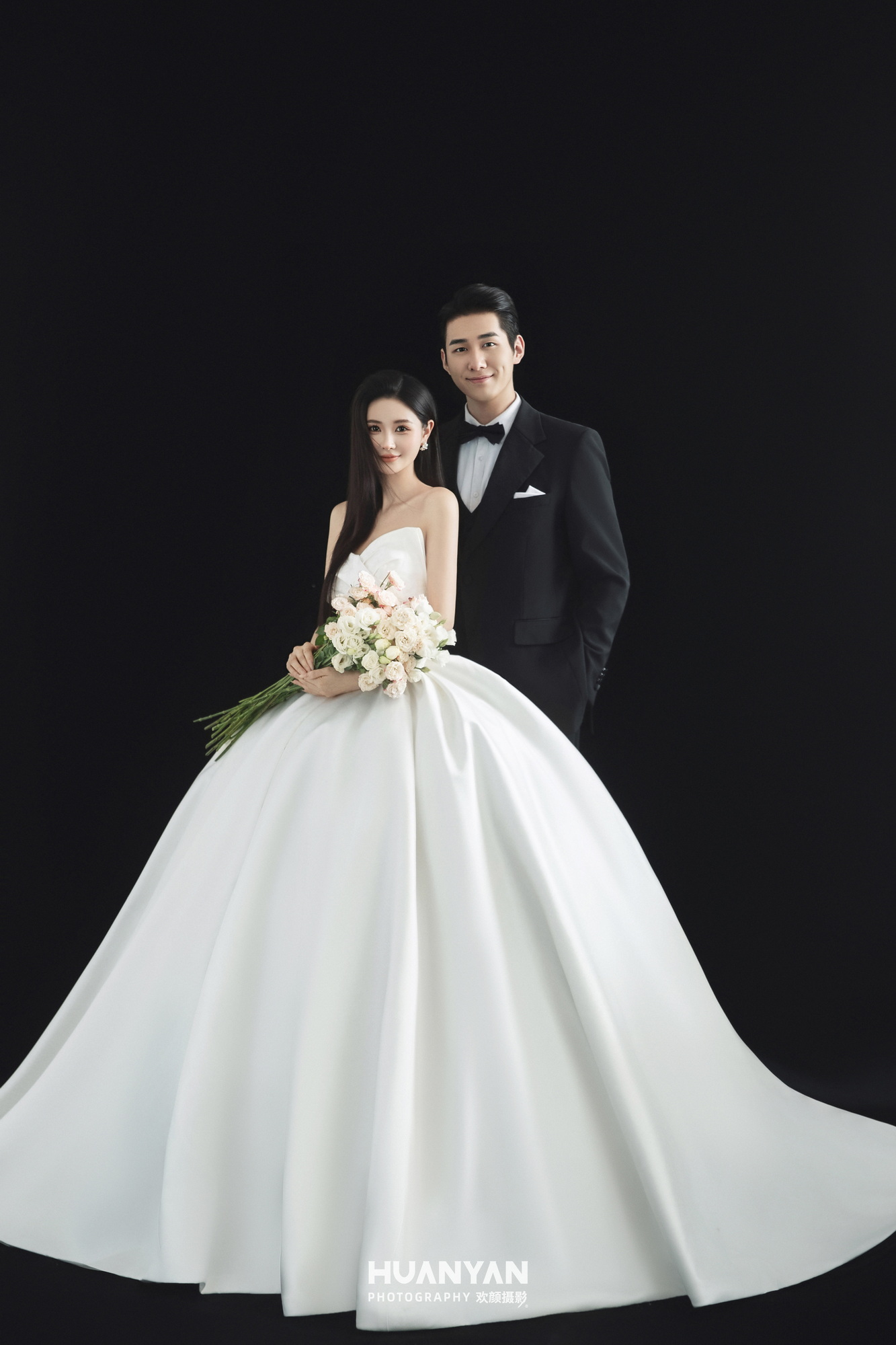 墨影婚序客片第3张｜极简风婚纱照，摄于室内