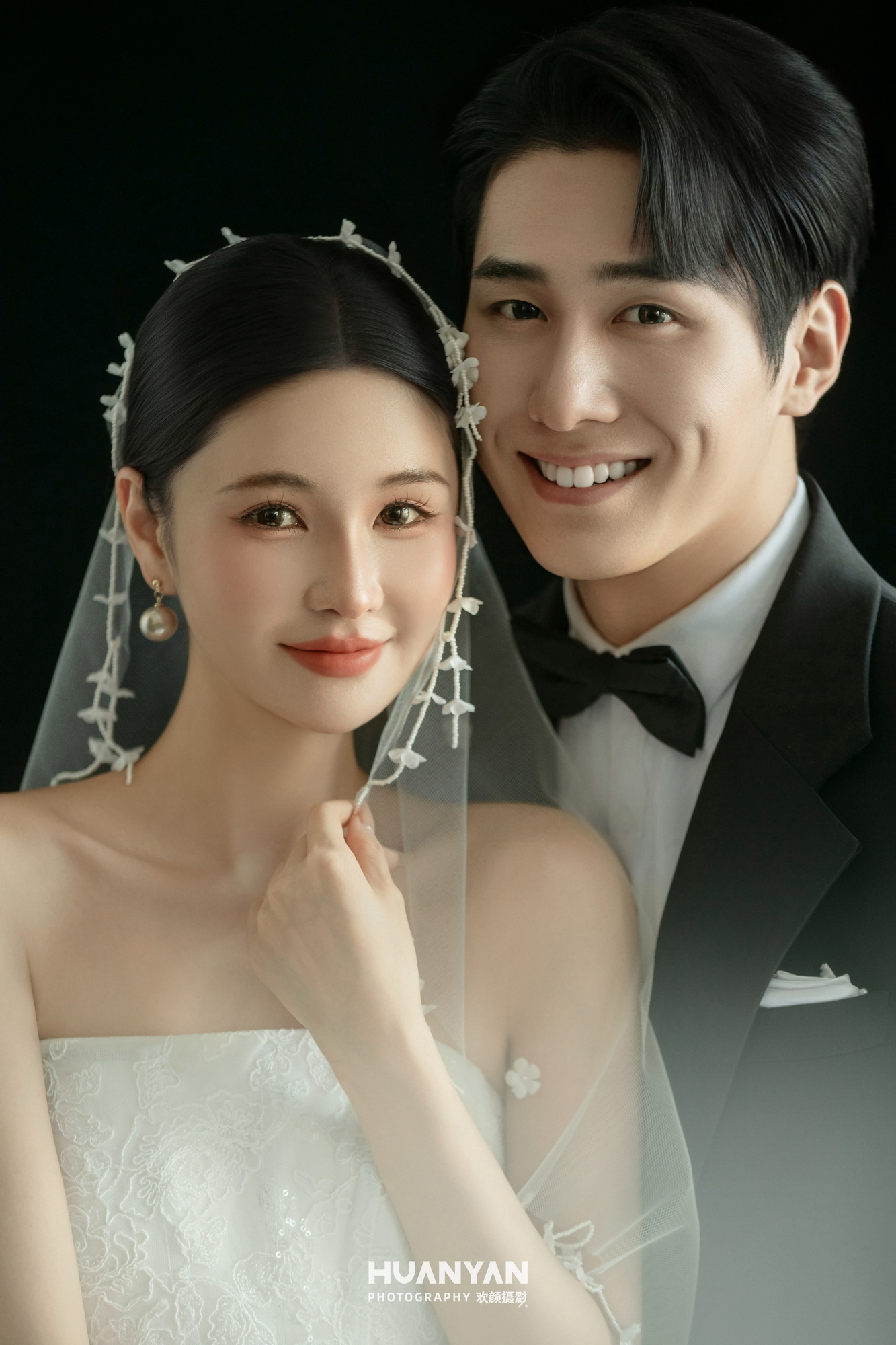 墨底白纱客片第3张｜极简风婚纱照，摄于室内