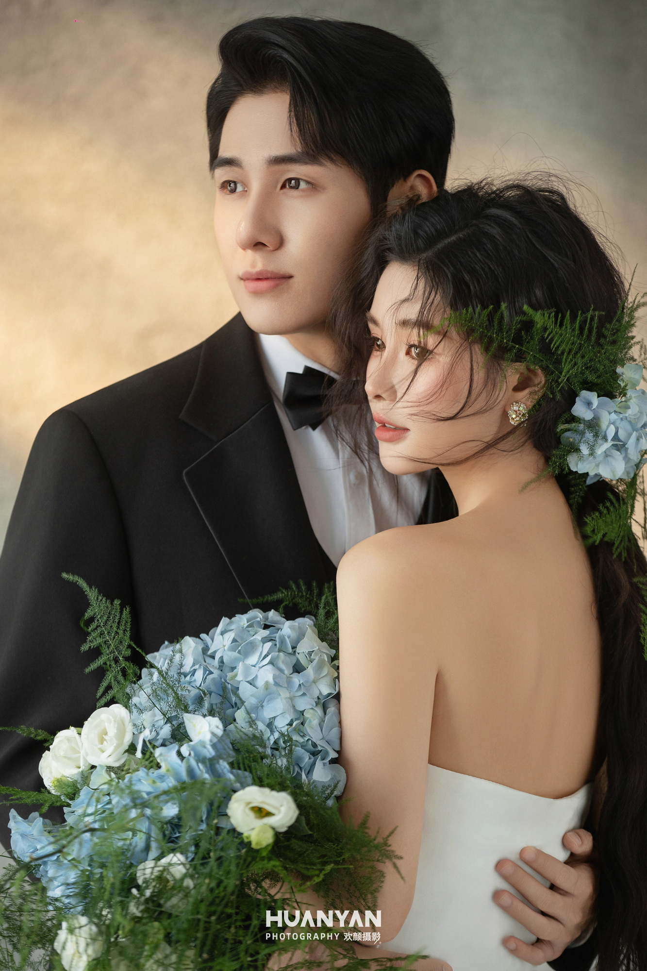 青芜寄情客片第3张｜轻氧风婚纱照，摄于草地