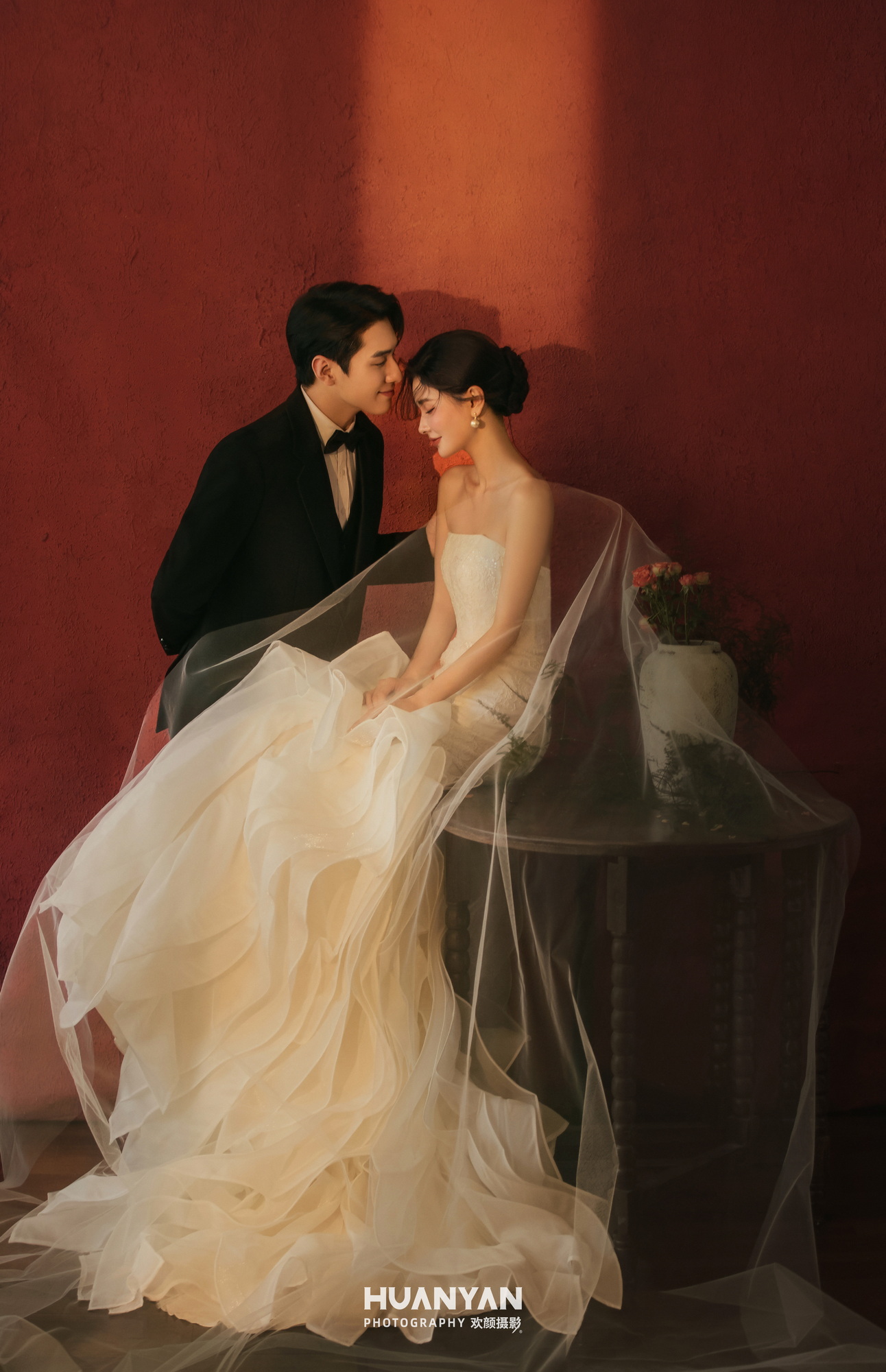 极简风婚纱照 · 室内场景 · 绯霞落白纱客片