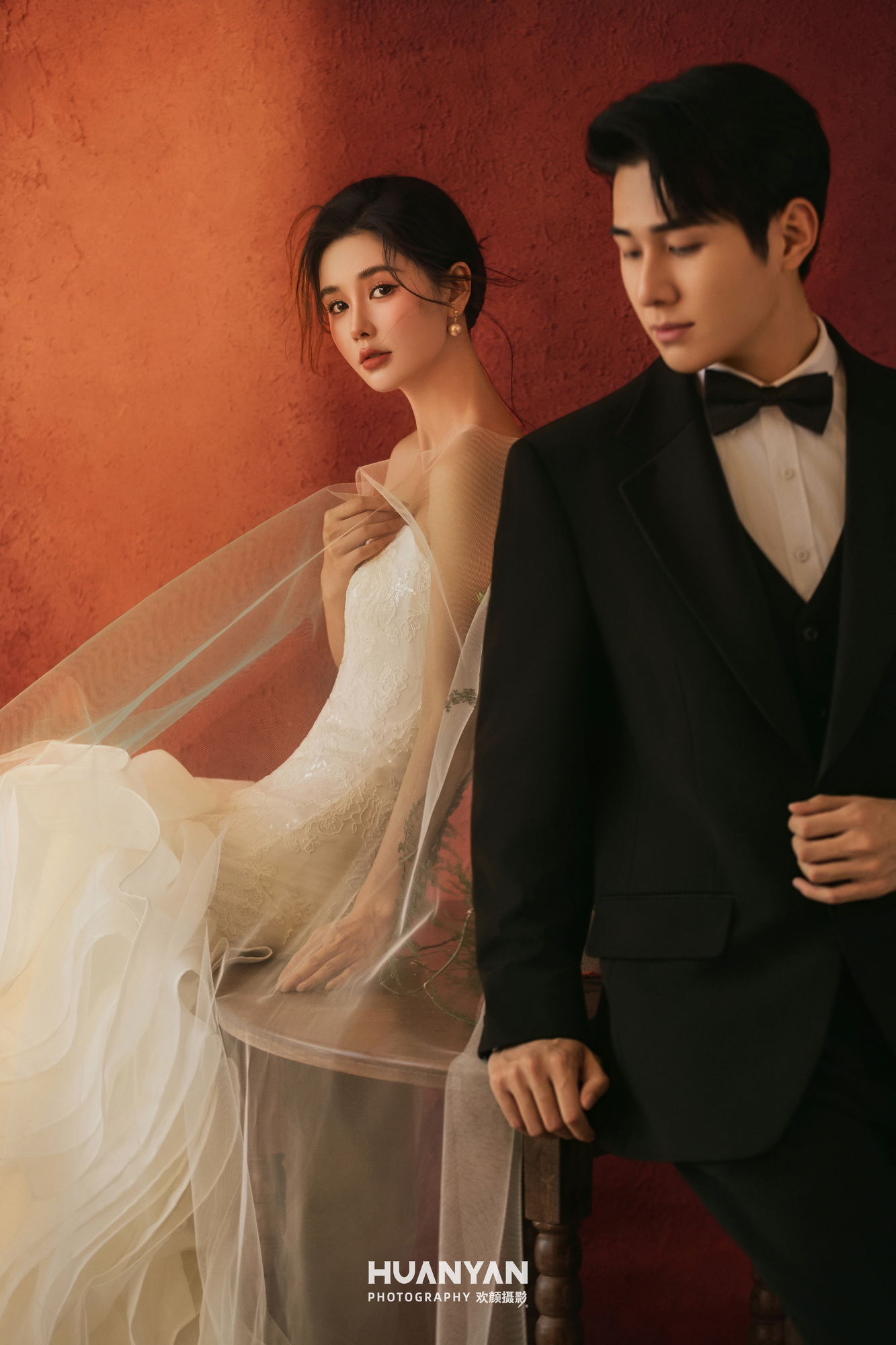绯霞落白纱：极简风婚纱照室内实拍
