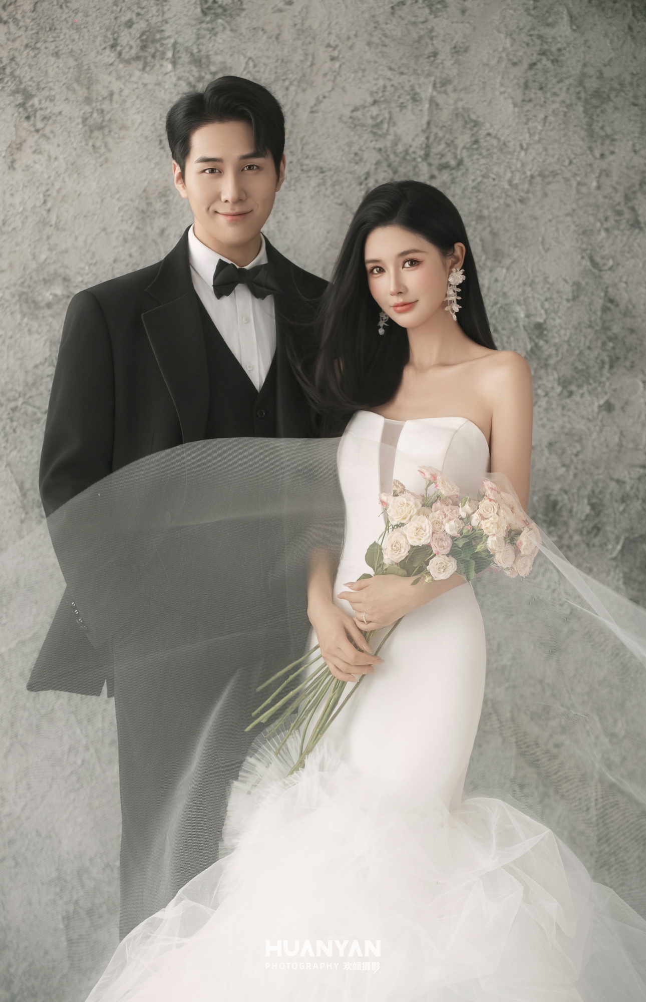 纱落寄深情：简约风婚纱照室内实拍