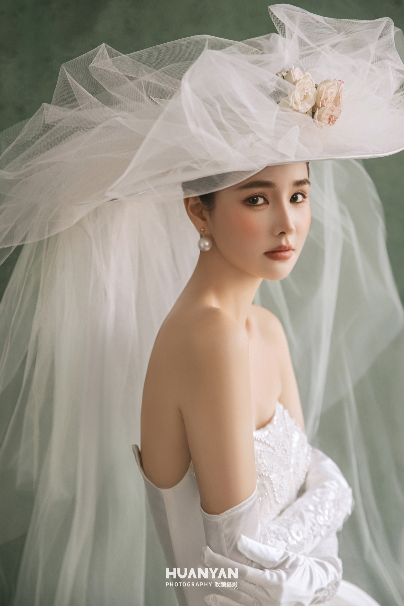 金忆客片第3张｜简约风婚纱照，摄于室内