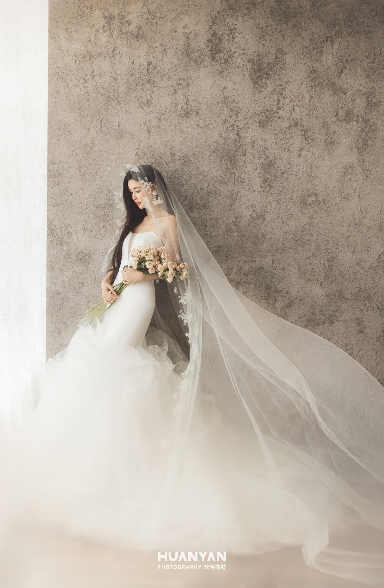 简约风婚纱照 · 室内场景 · 纱落寄深情客片