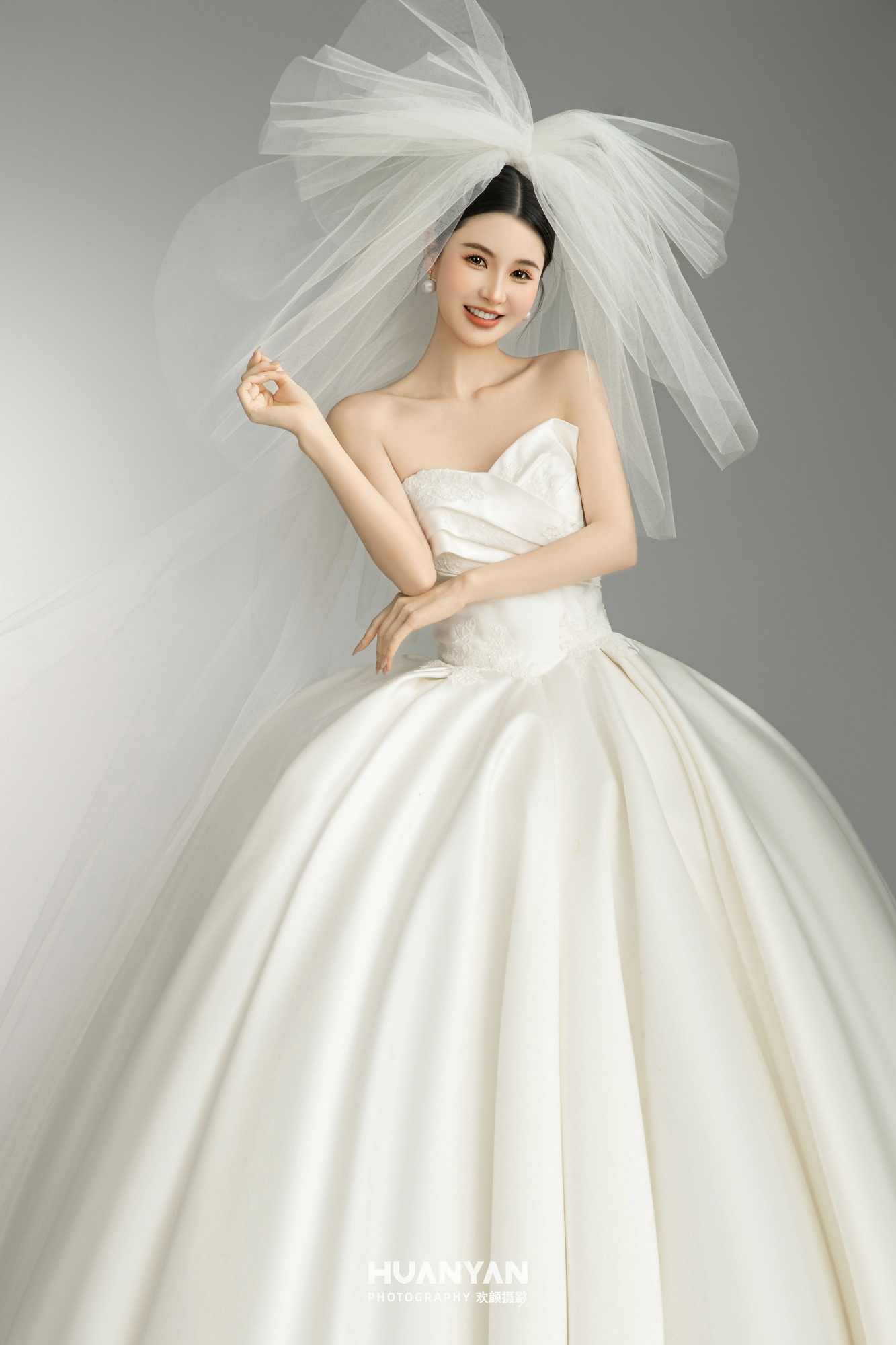 云序客片第7张｜简约风婚纱照，摄于室内