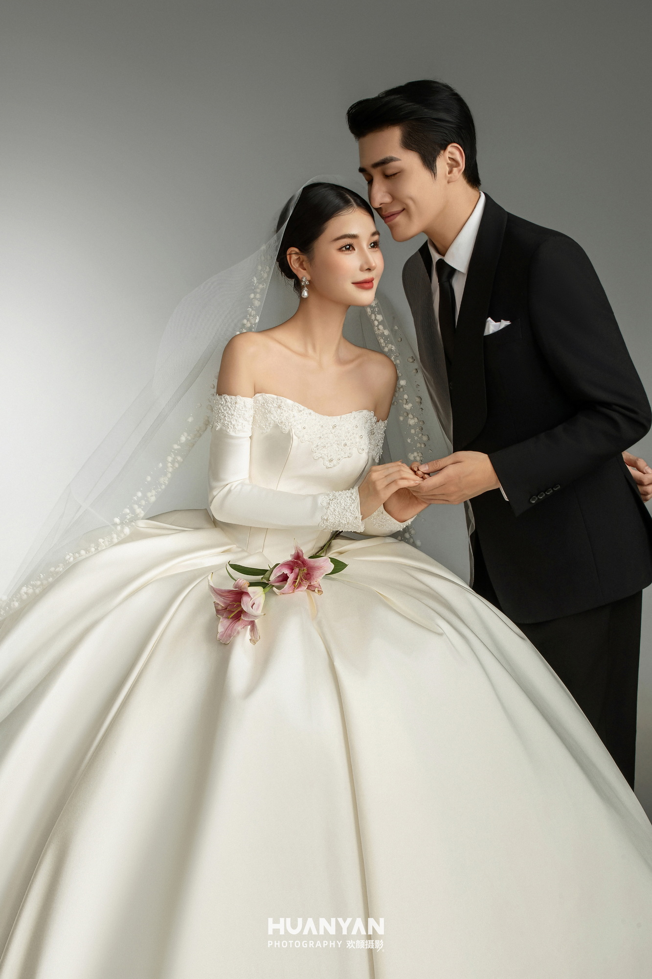 白纱遇佳期：极简风婚纱照室内实拍