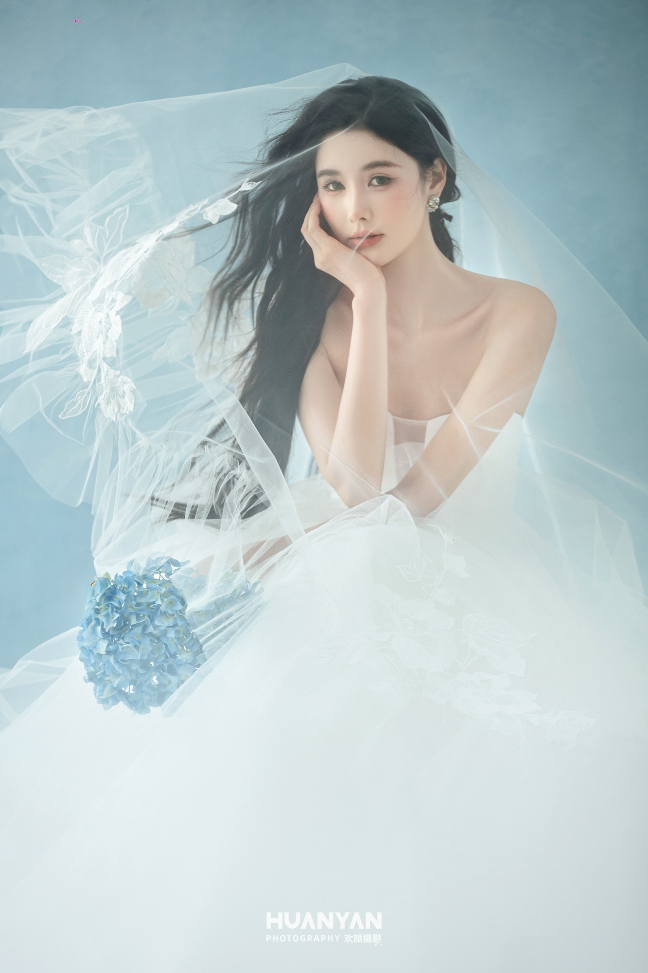 青蓝遇白纱：轻氧风婚纱照草地实拍