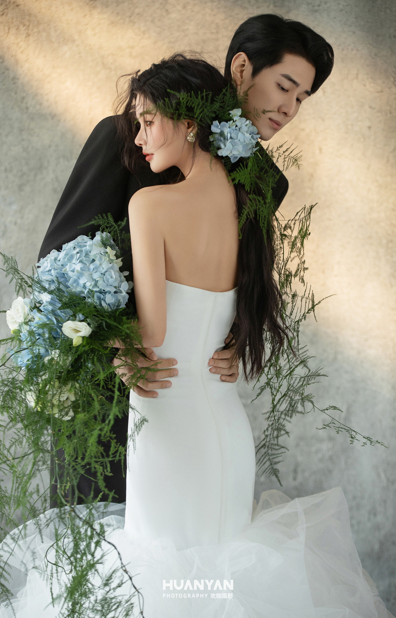 青芜寄情：轻氧风婚纱照草地实拍