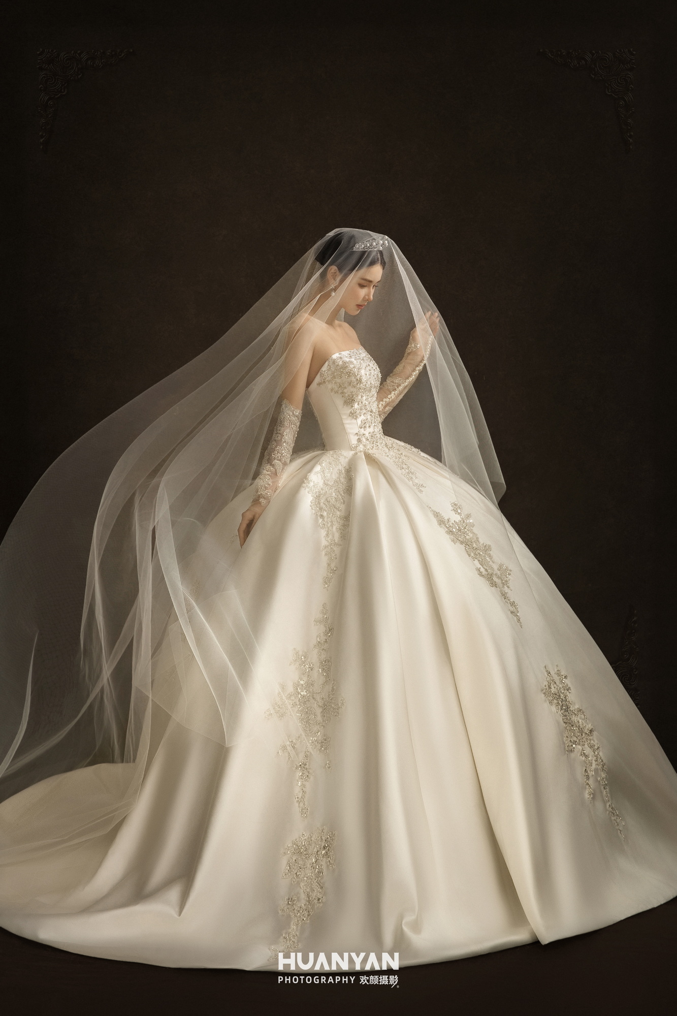 暗纱叙婚约：极简风婚纱照室内实拍