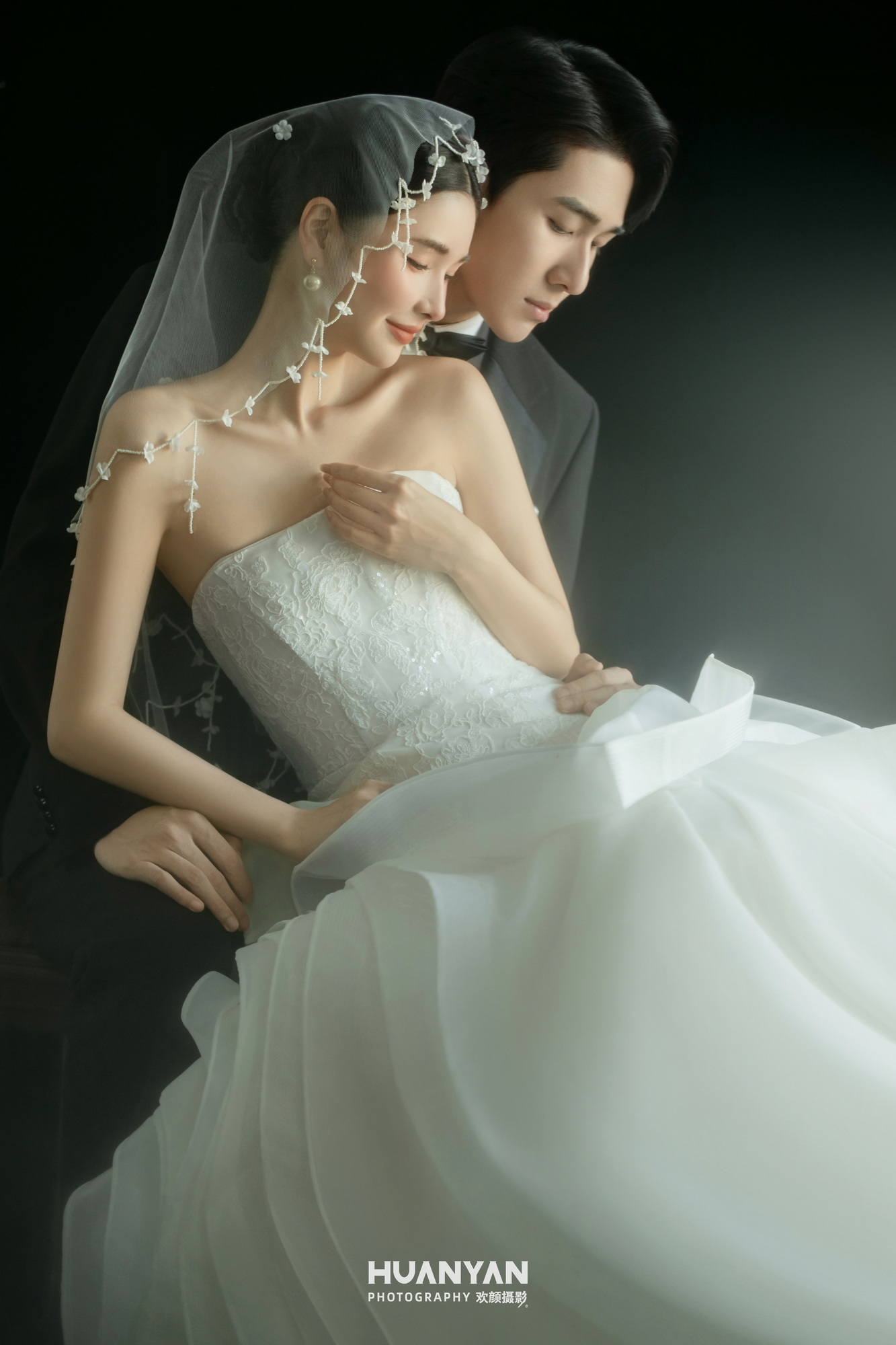 墨底白纱客片第7张｜极简风婚纱照，摄于室内