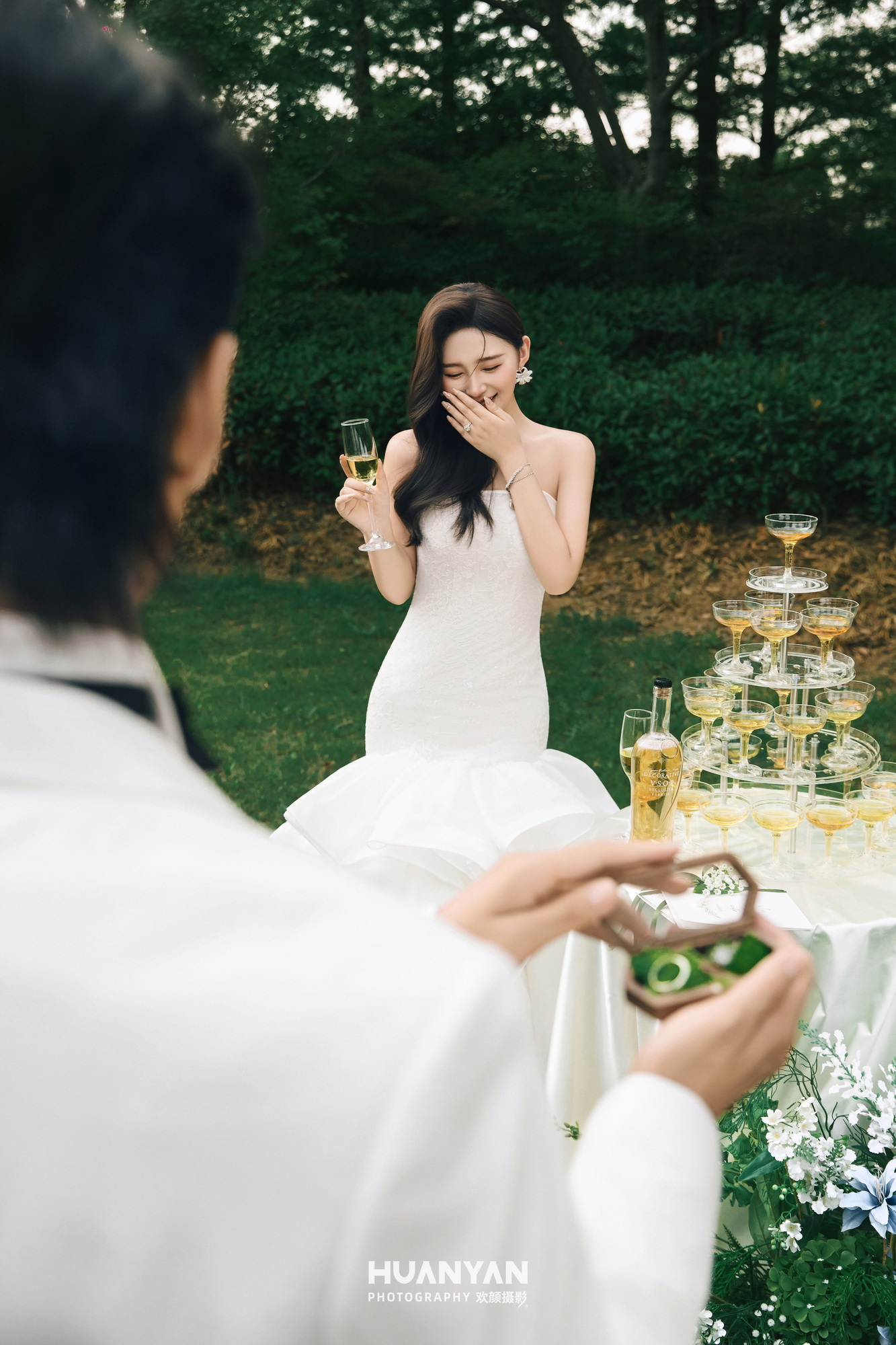 林间欢序：轻氧风婚纱照草地实拍