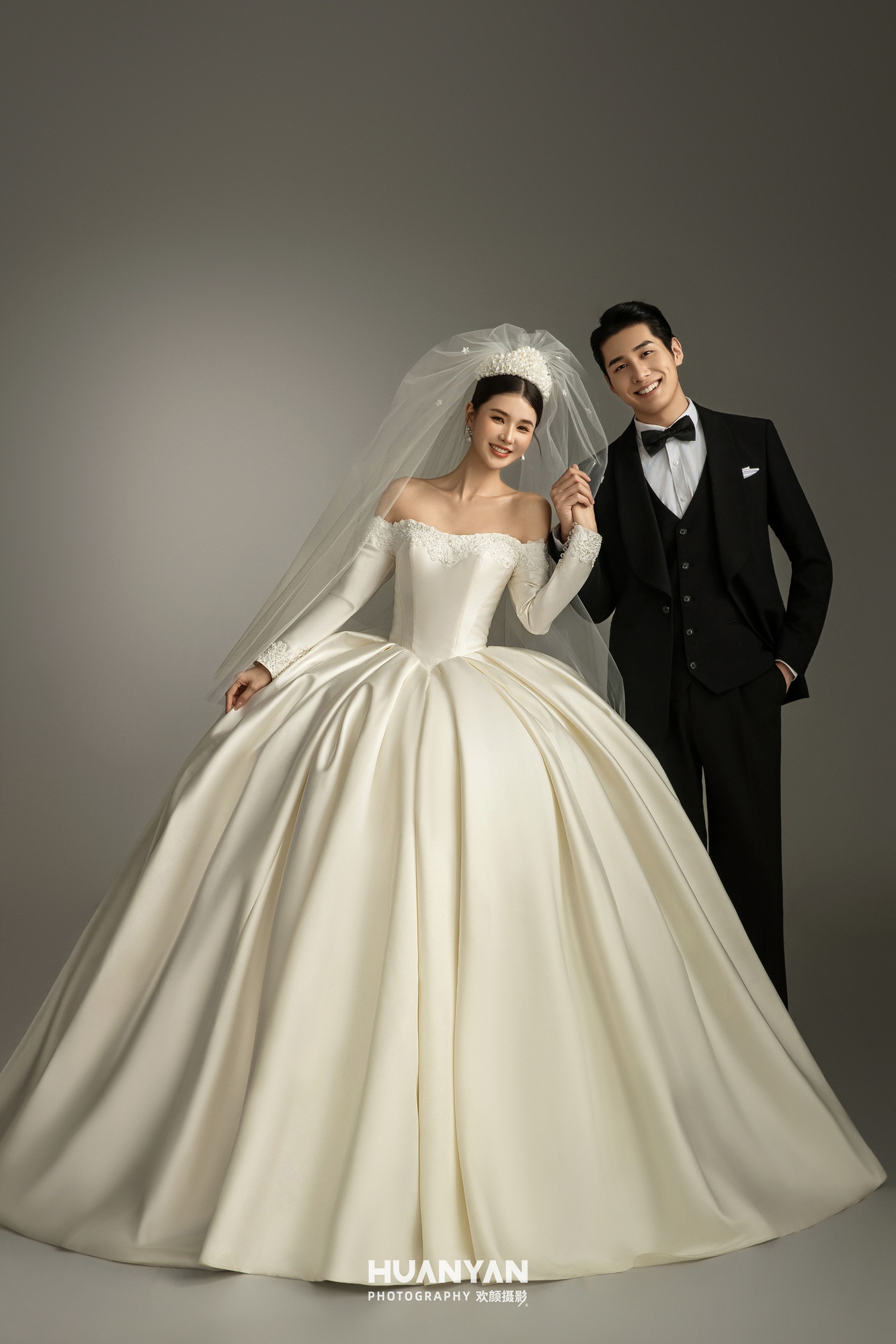 鎏光予誓客片第3张｜高级感风婚纱照，摄于室内