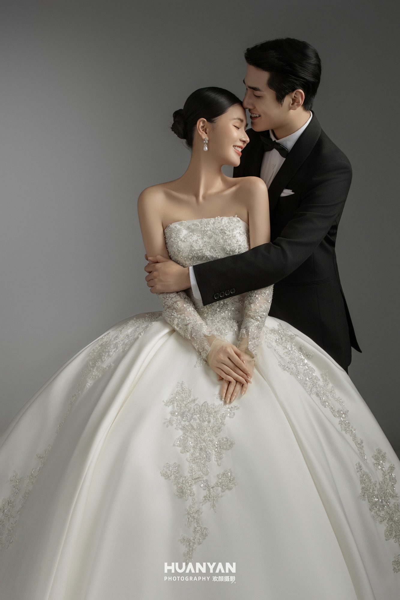 素纱赴白首：极简风婚纱照室内实拍