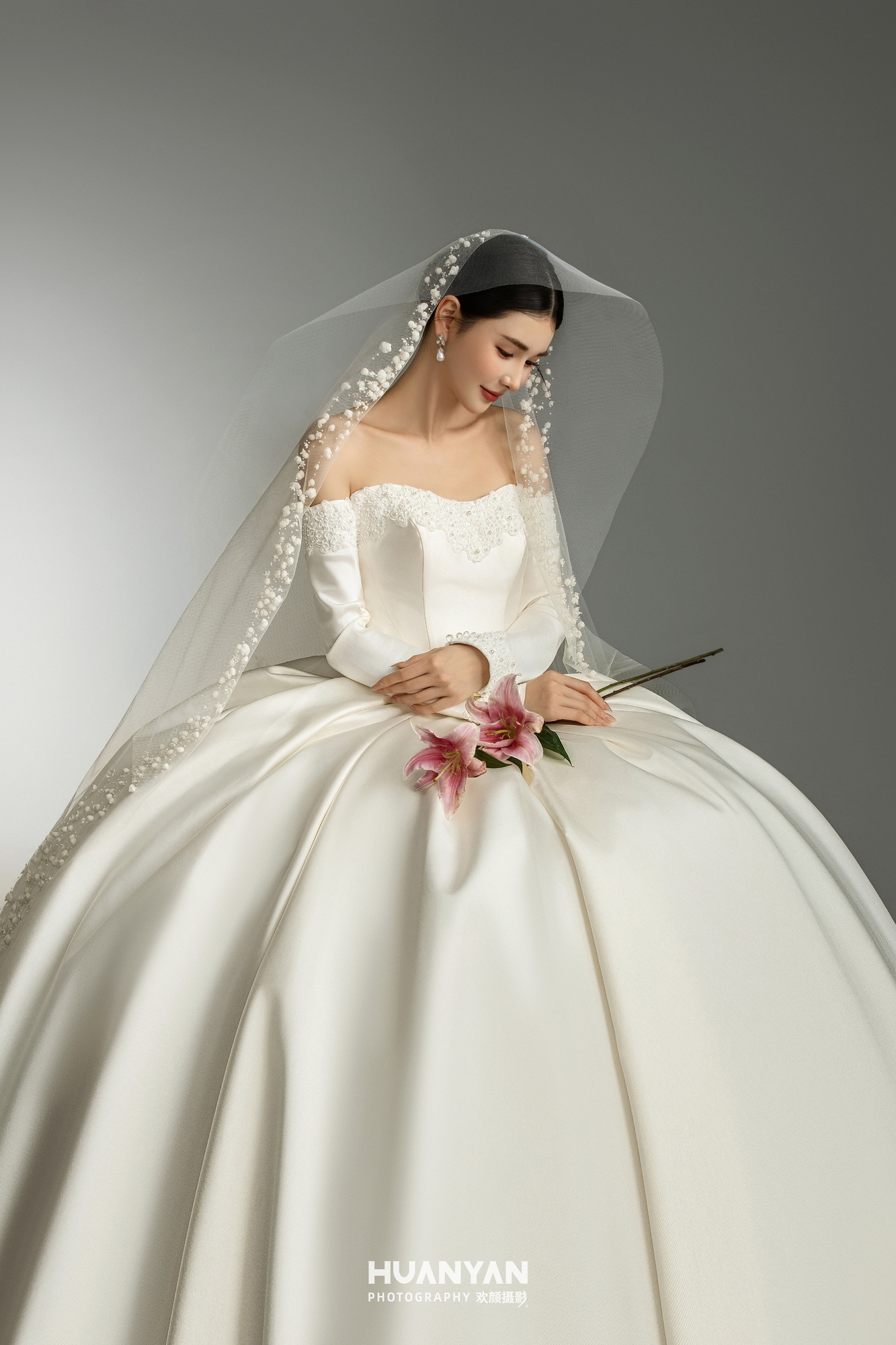 极简风婚纱照 · 室内场景 · 白纱遇佳期客片