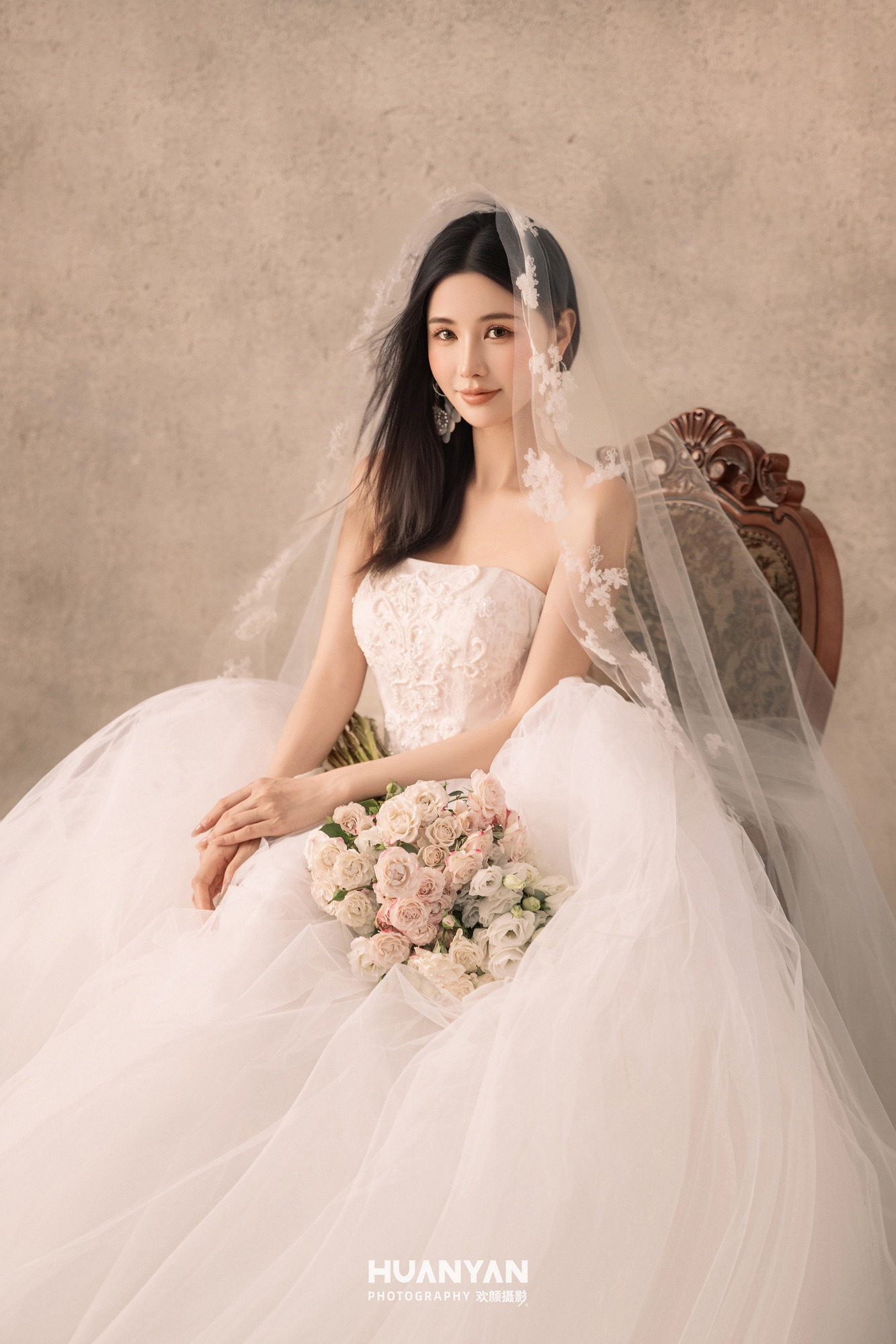 粉花衬白纱：简约风婚纱照公园实拍