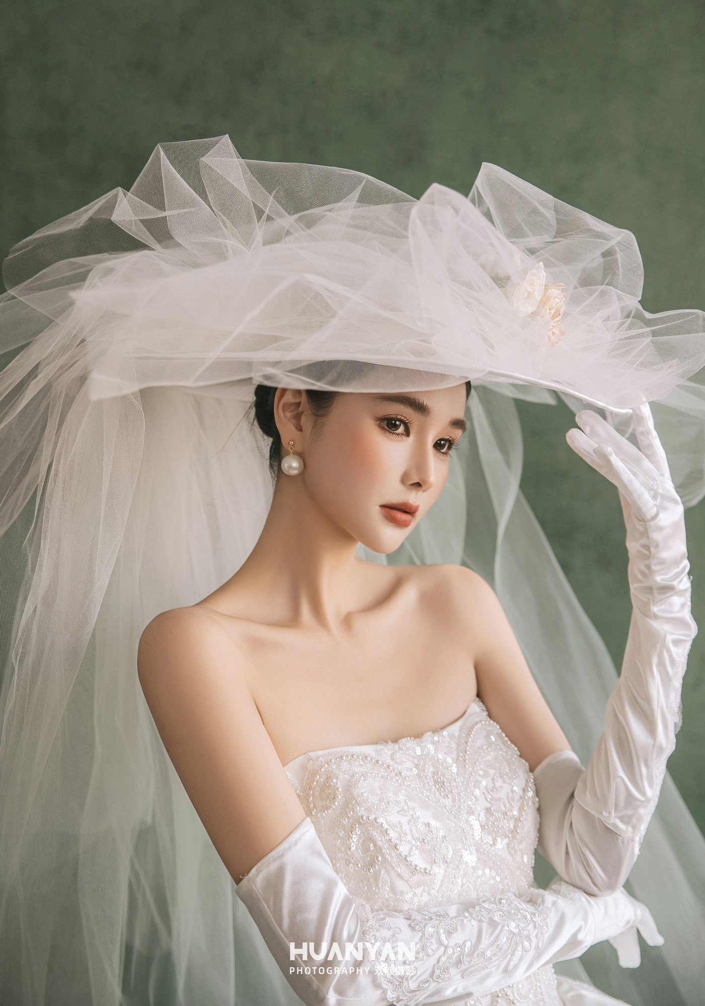 金忆：简约风婚纱照室内实拍