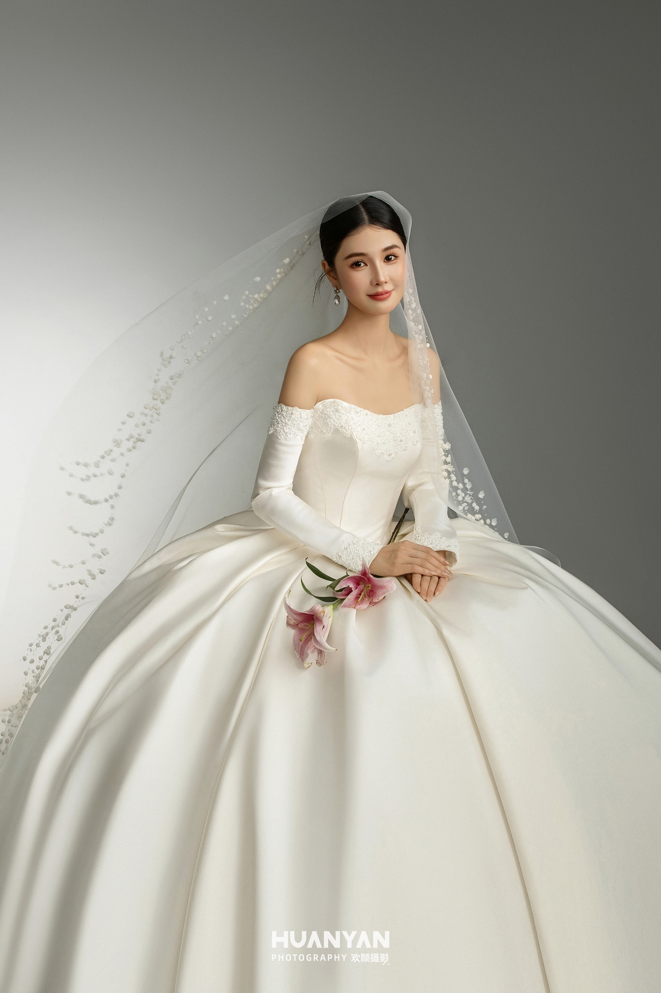 白纱遇佳期客片第3张｜极简风婚纱照，摄于室内