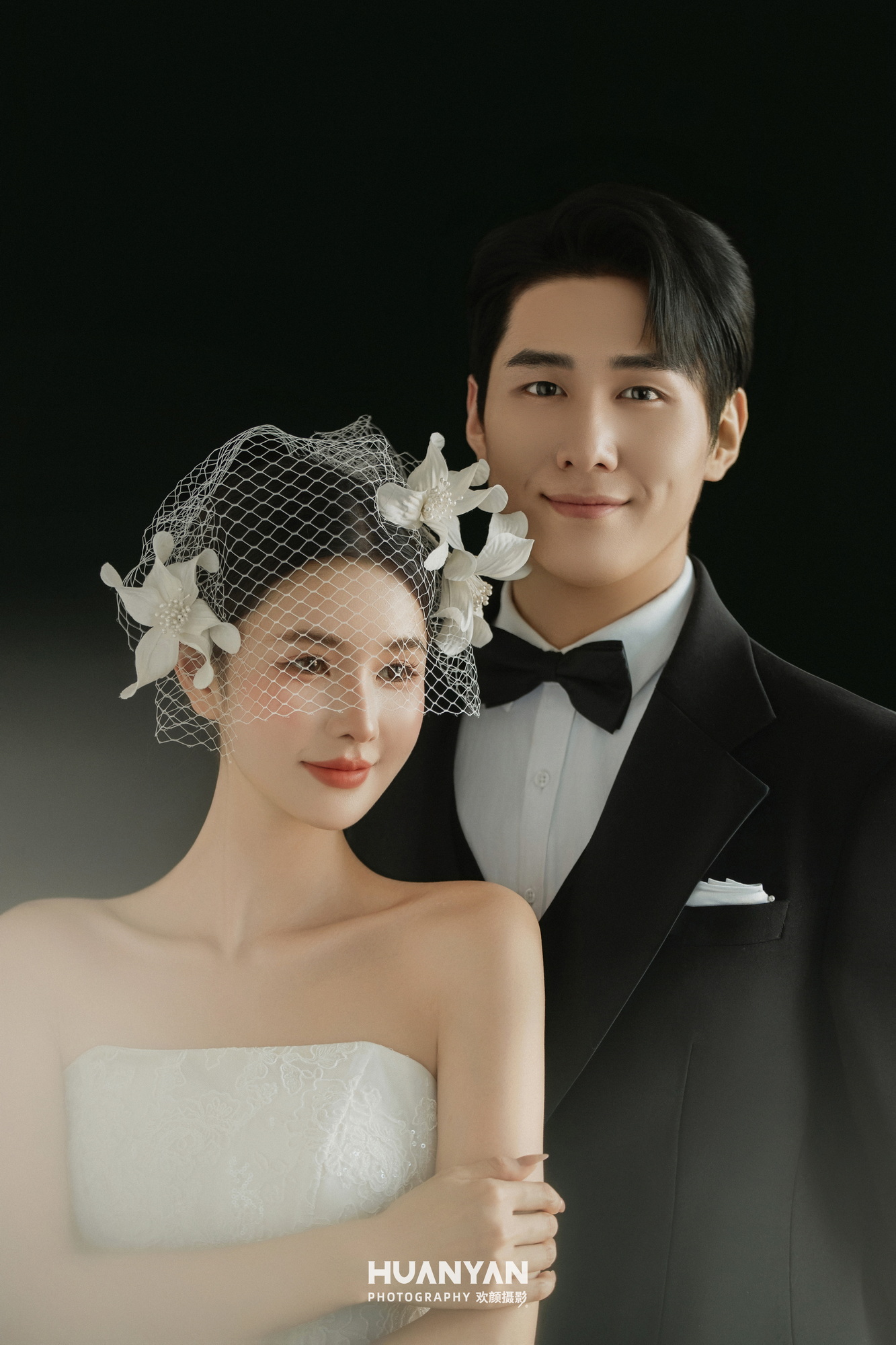 极简风婚纱照 · 室内场景 · 墨底白纱客片