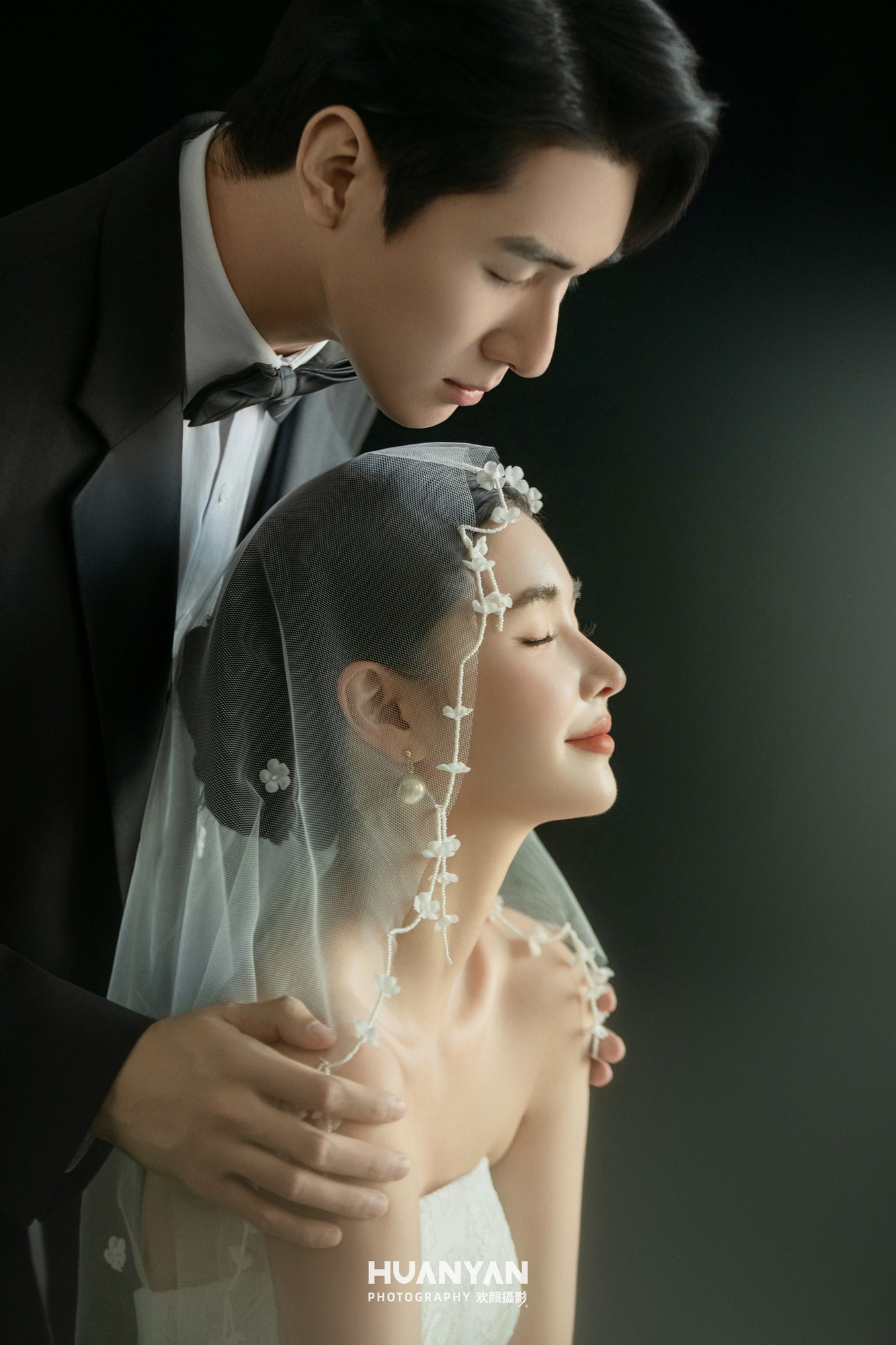 极简风婚纱照 · 室内场景 · 墨底白纱客片