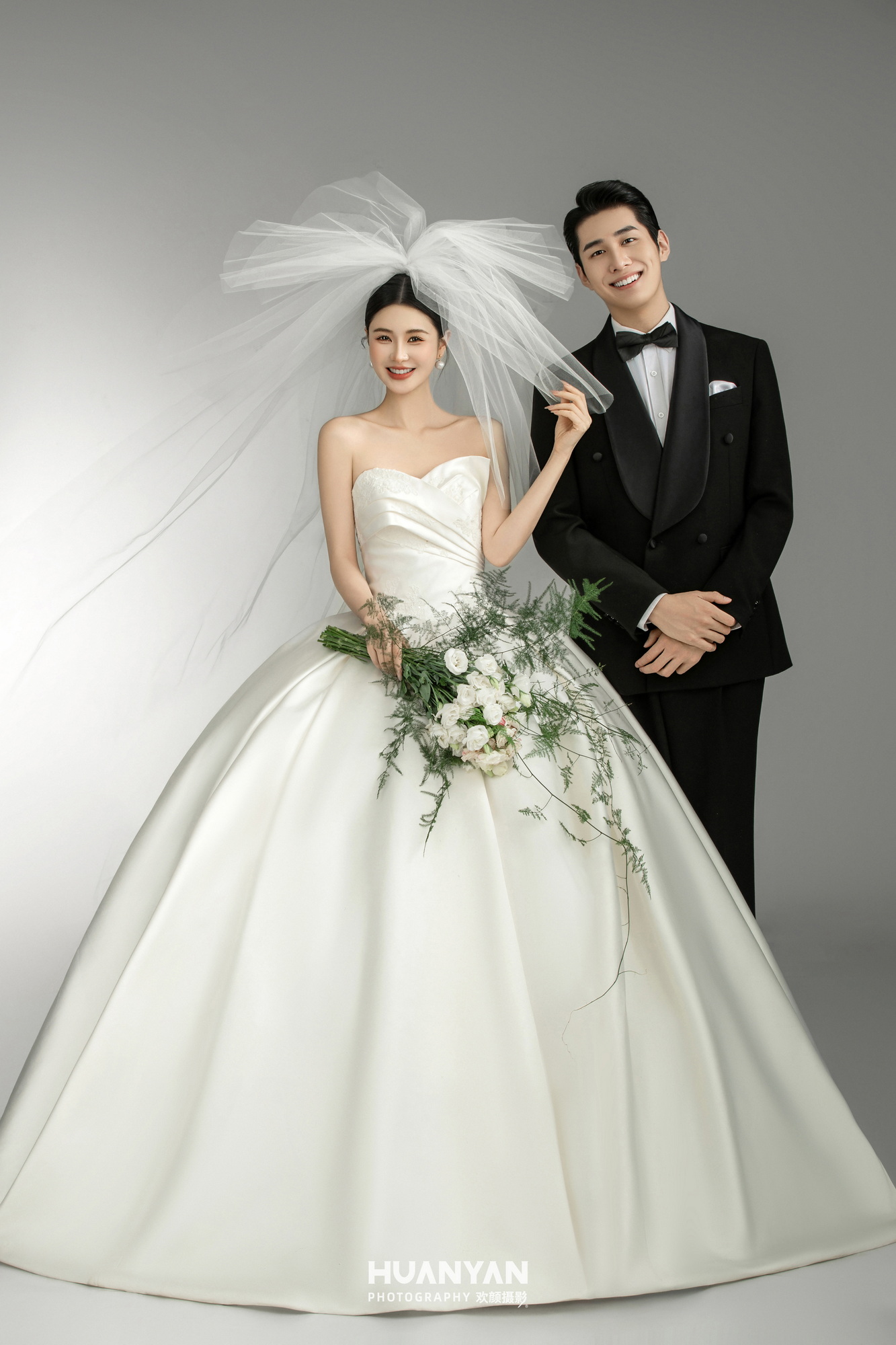 云序客片第3张｜简约风婚纱照，摄于室内