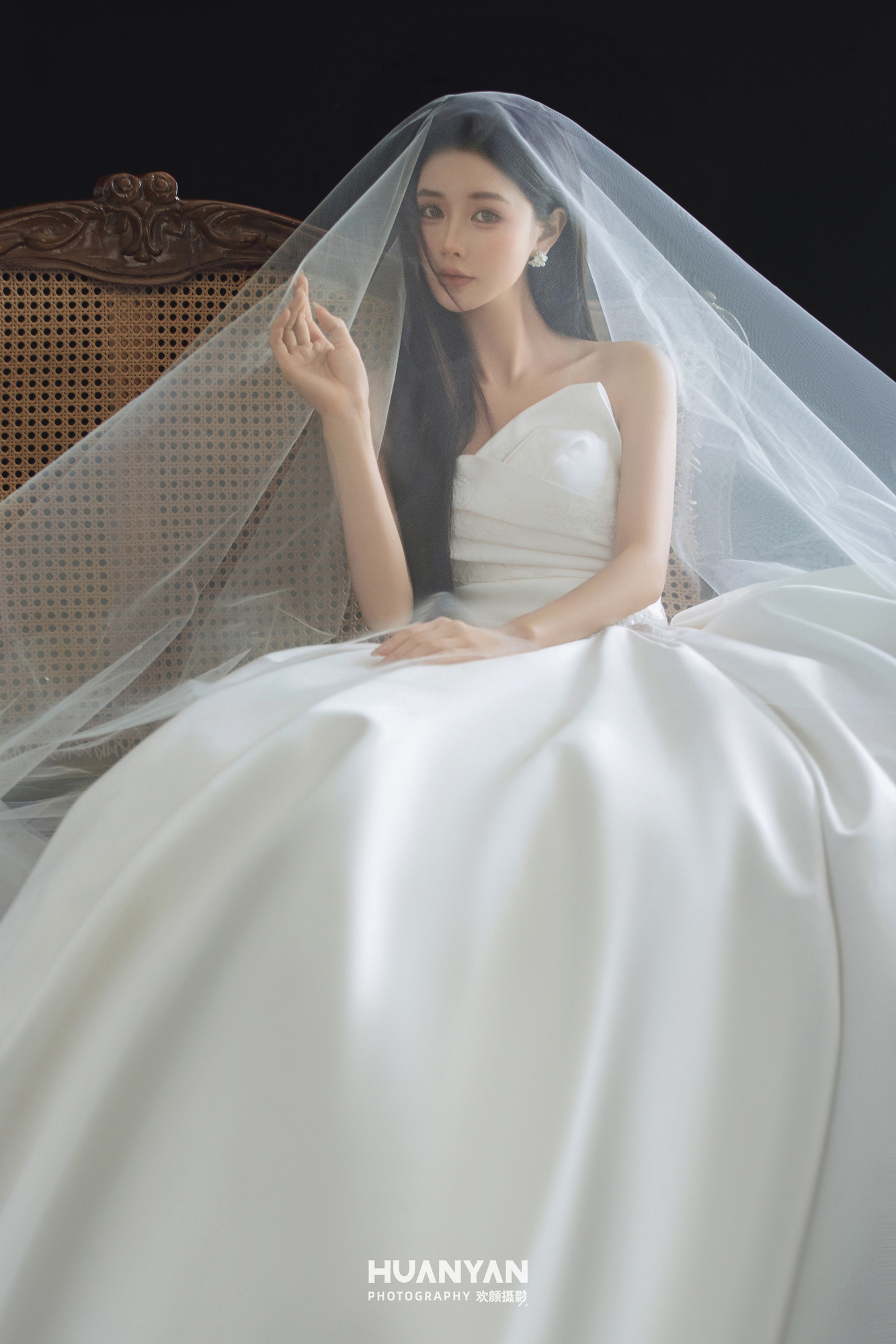 墨影婚序客片第7张｜极简风婚纱照，摄于室内
