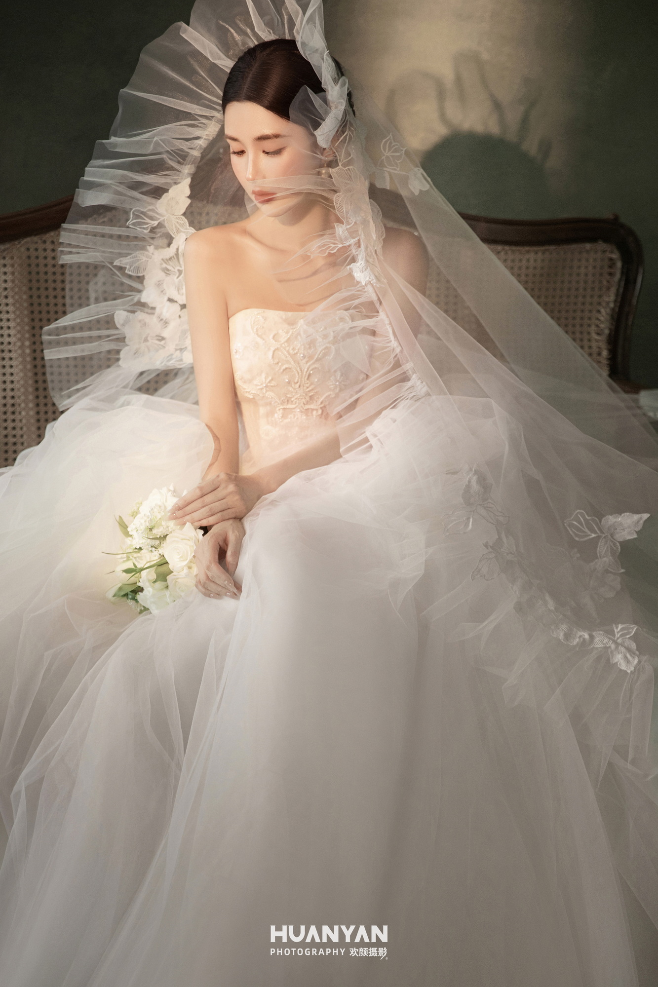极简风婚纱照 · 室内场景 · 油画白纱客片