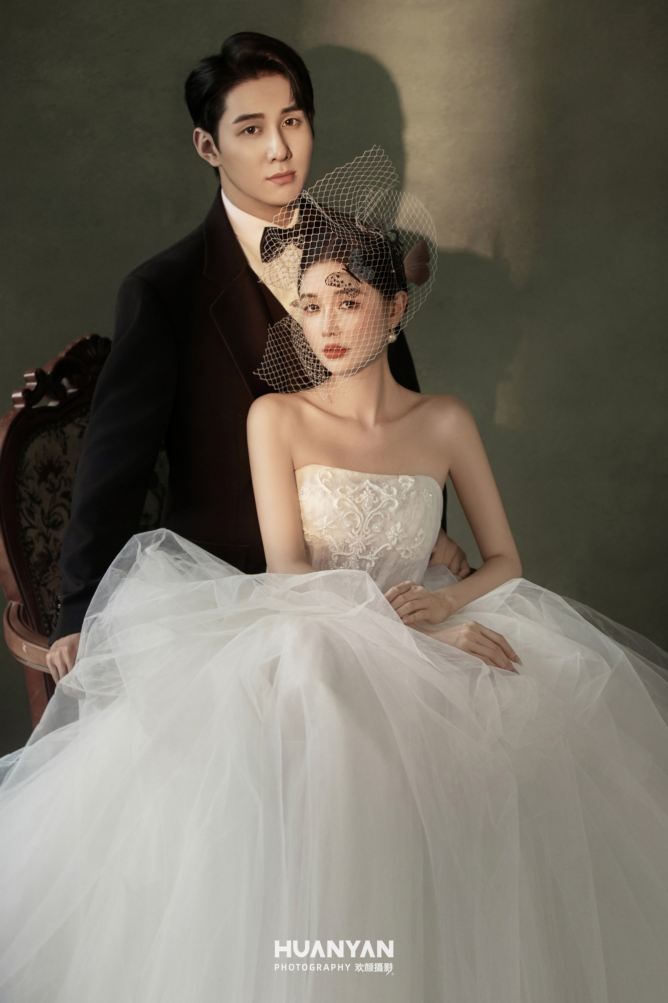 油画白纱客片第7张｜极简风婚纱照，摄于室内