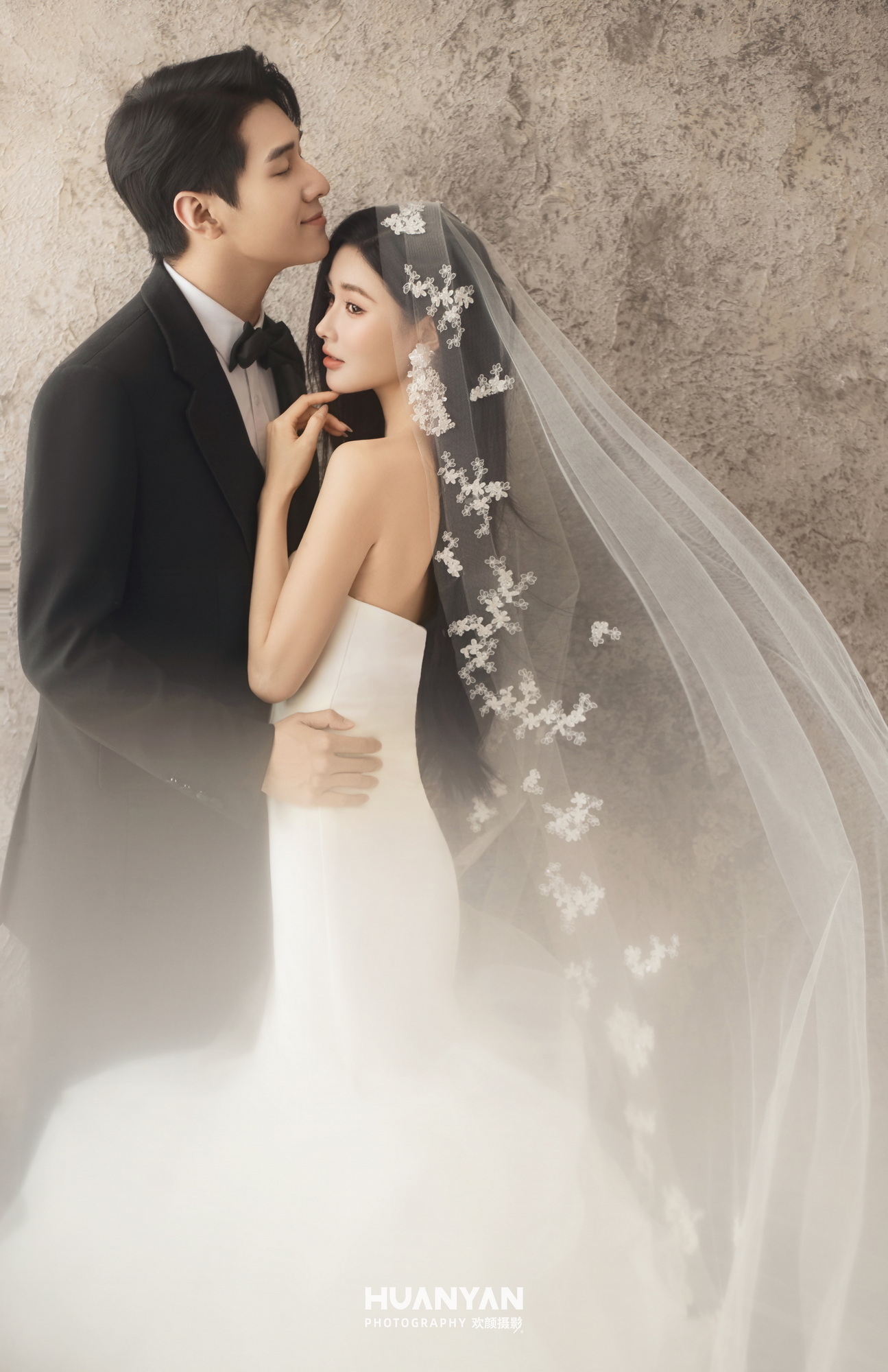 纱落寄深情：简约风婚纱照室内实拍