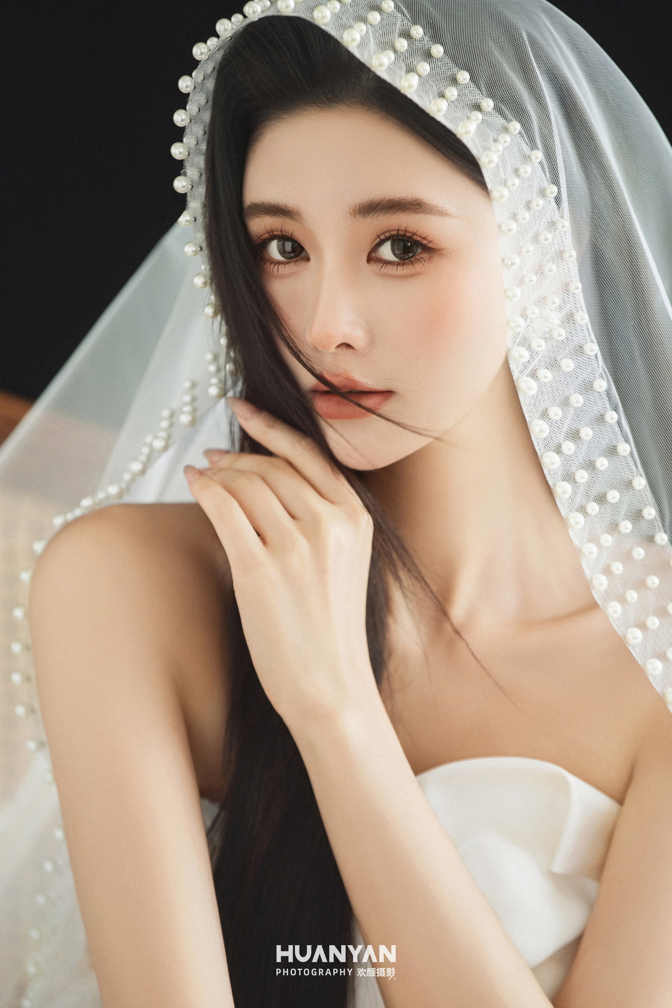 墨影婚序：极简风婚纱照室内实拍