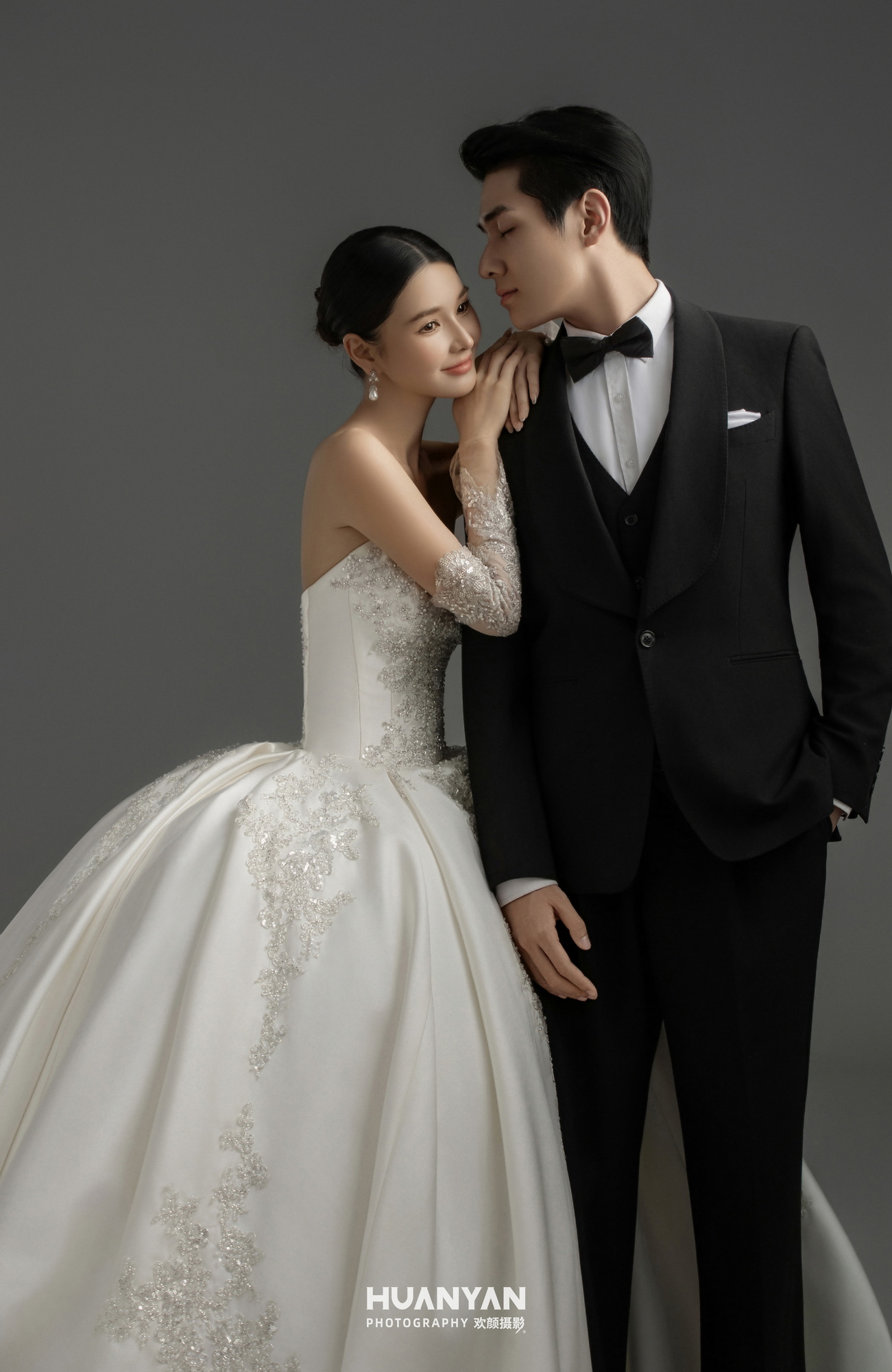 极简风婚纱照 · 室内场景 · 素纱赴白首客片