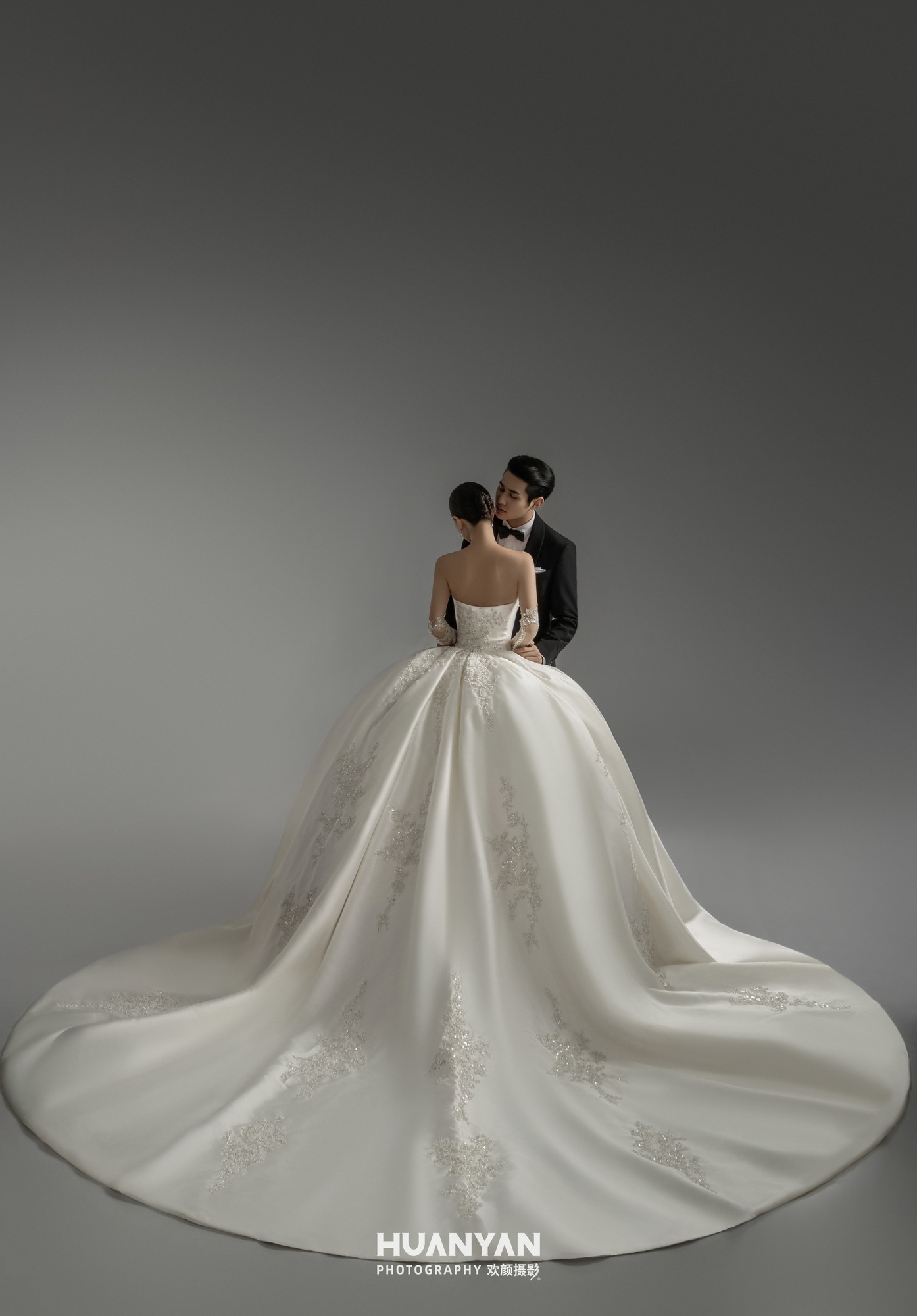 室内极简风婚纱照实拍（素纱赴白首系列）