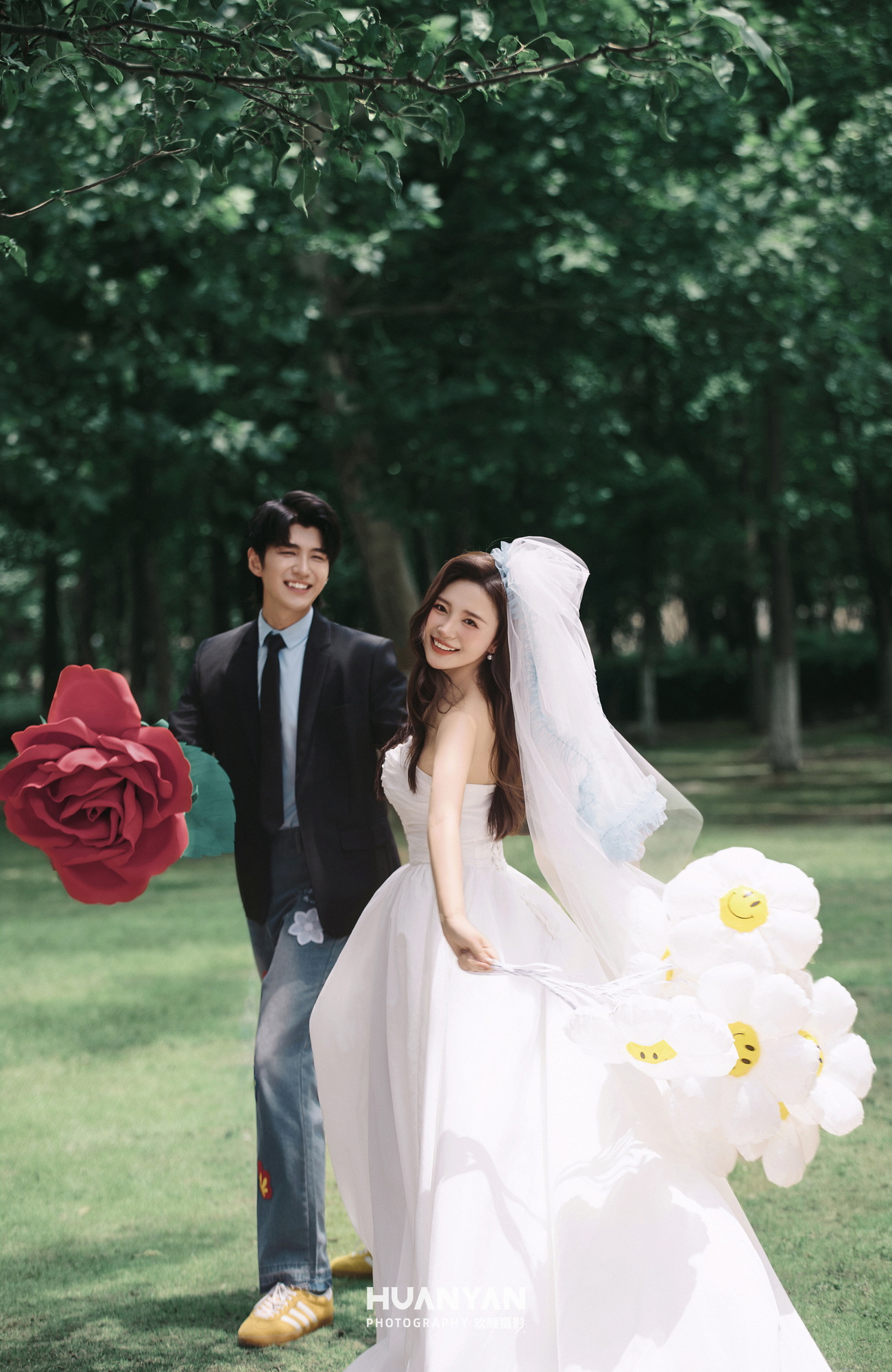 森间絮语客片第3张｜轻氧风婚纱照，摄于草地