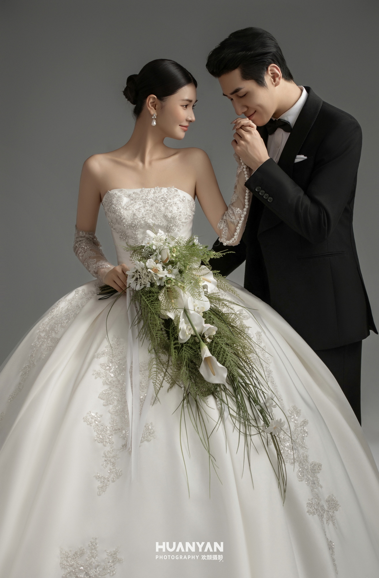 素纱赴白首客片第3张｜极简风婚纱照，摄于室内