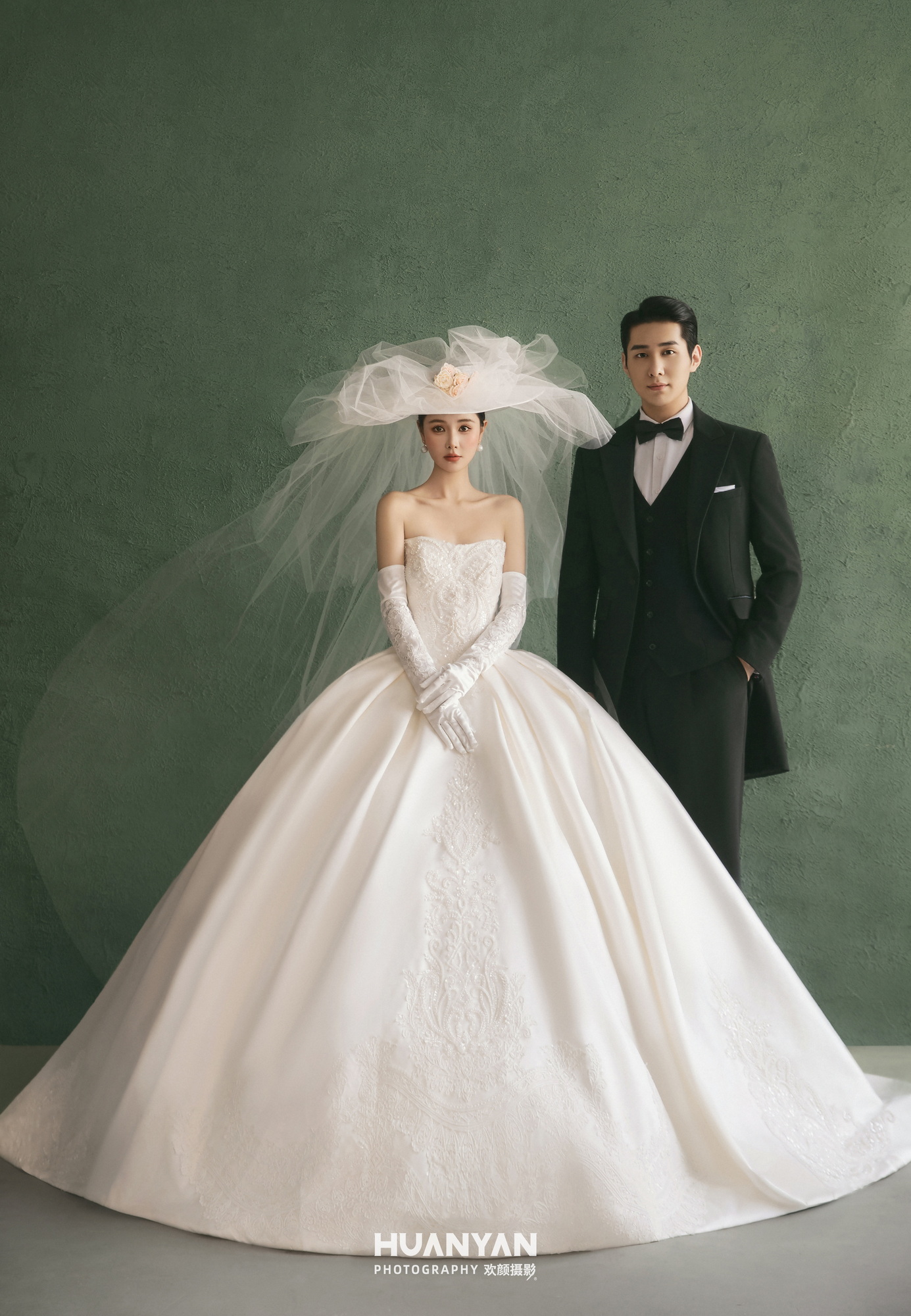 金忆：简约风婚纱照室内实拍