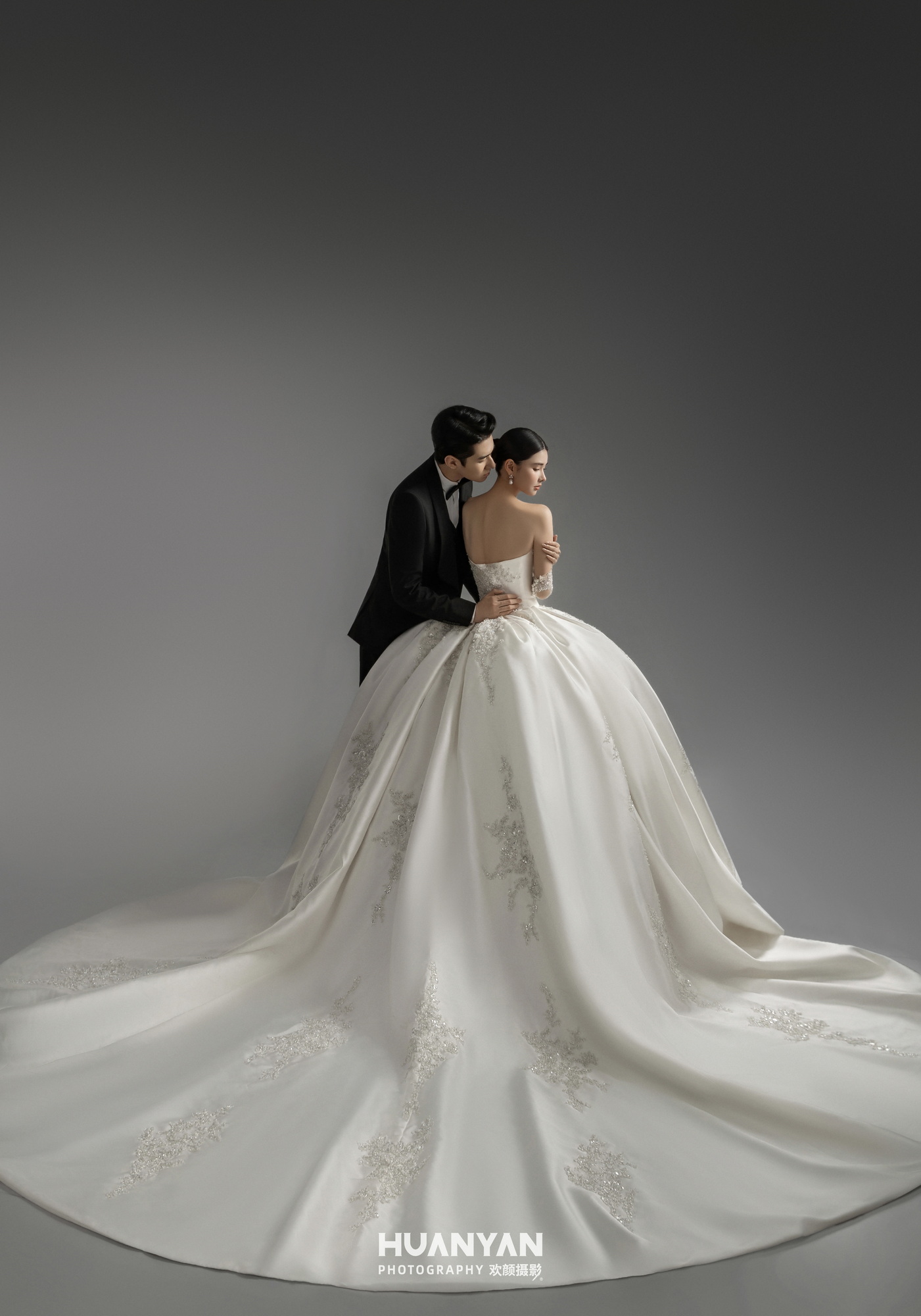 室内极简风婚纱照实拍（素纱赴白首系列）